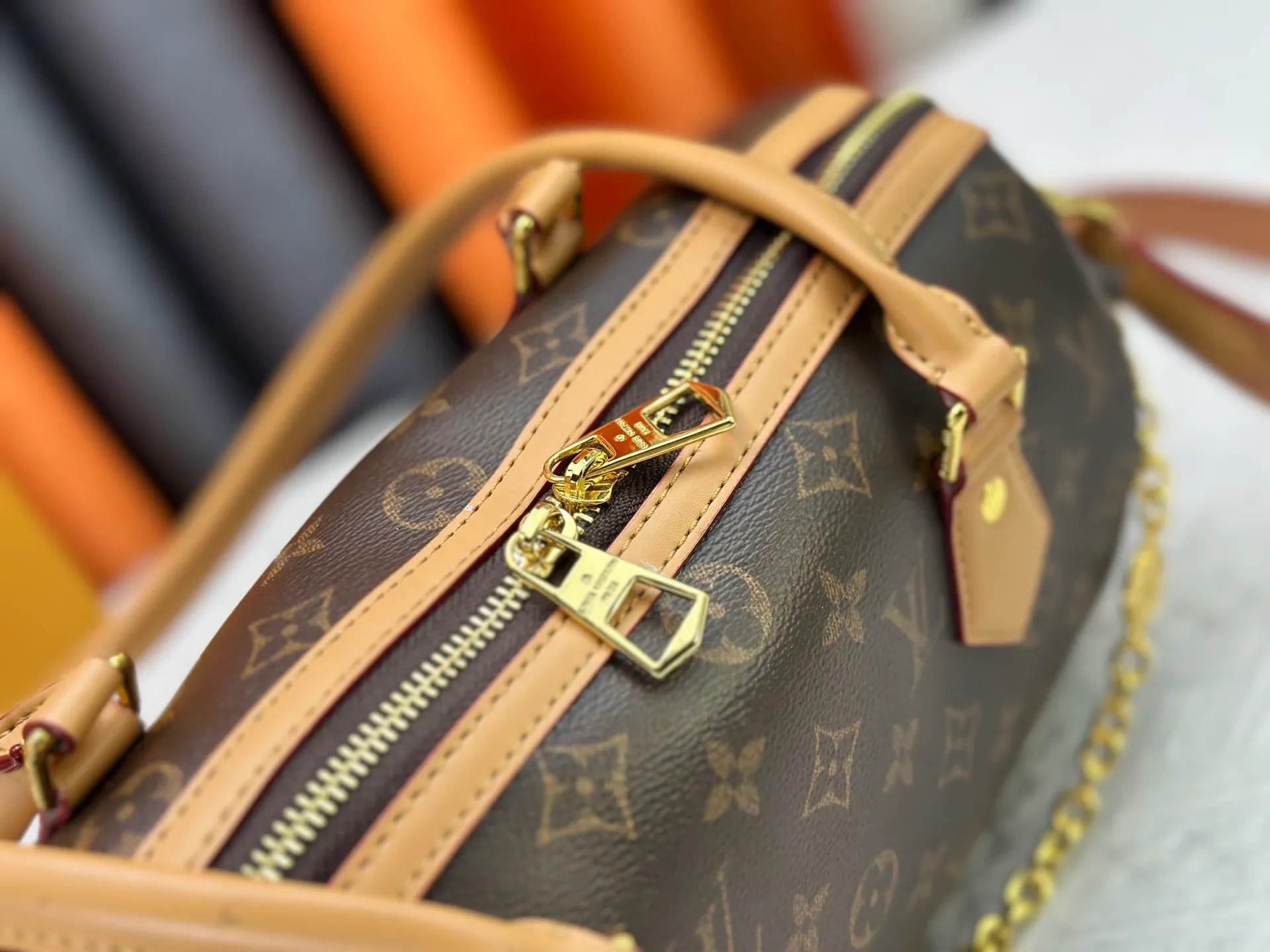 P300 Upgraded original M12934 M12965 This Speedy Cargo handbag is from the LV Vibe series, renovating the classic design of the 1930s with avant-garde touches. The glossy sheepskin body is embellished with a Monogram address plate, paying tribute to the brand's long trunk-making heritage. Plenty of space to easily store your daily needs, and the detachable leather shoulder strap allows for a variety of carrying methods. Dimensions: 28 x 17 x 12 cm (LxHxW)