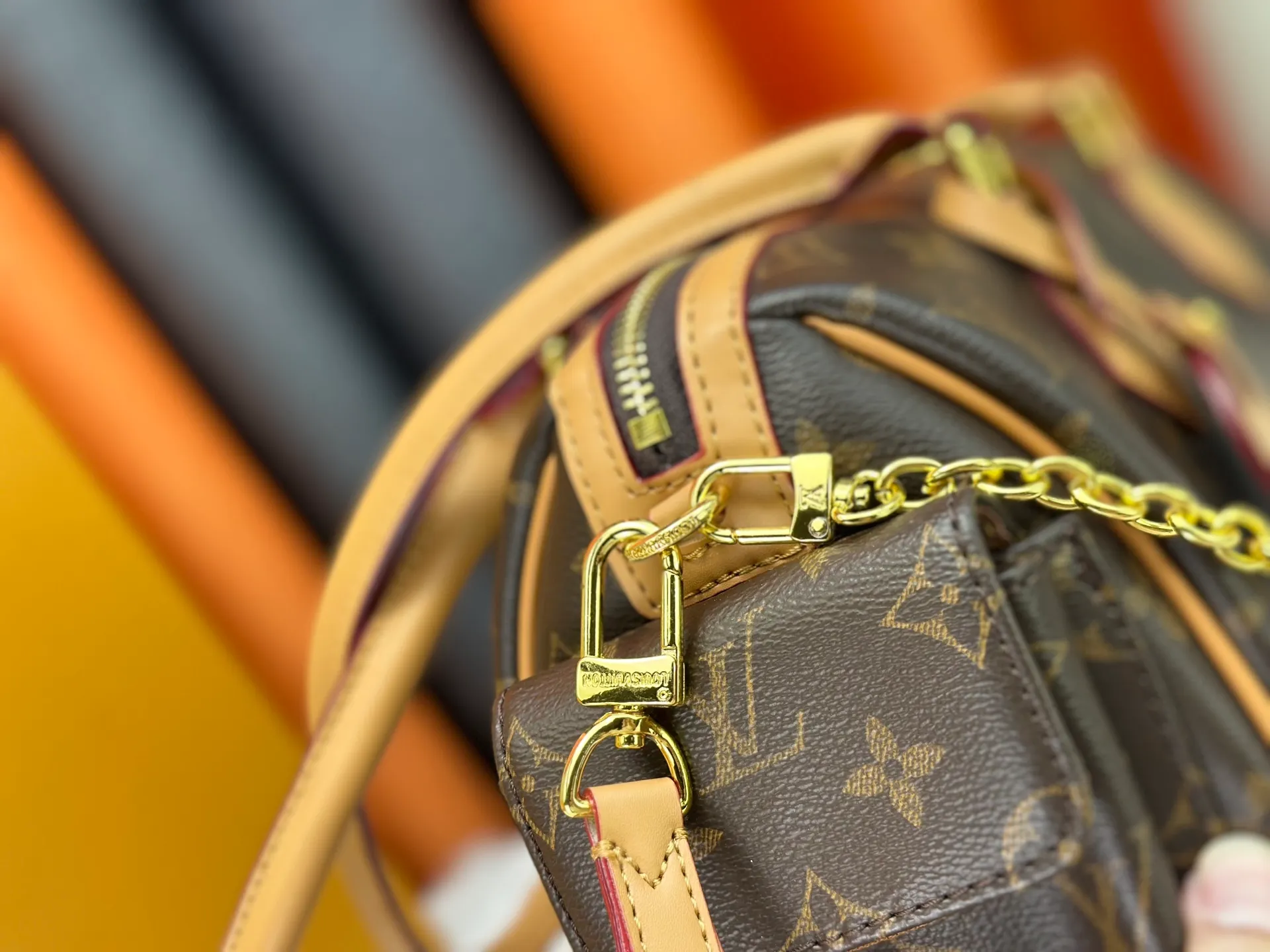 P300 Upgraded original M12934 M12965 This Speedy Cargo handbag is from the LV Vibe series, renovating the classic design of the 1930s with avant-garde touches. The glossy sheepskin body is embellished with a Monogram address plate, paying tribute to the brand's long trunk-making heritage. Plenty of space to easily store your daily needs, and the detachable leather shoulder strap allows for a variety of carrying methods. Dimensions: 28 x 17 x 12 cm (LxHxW)