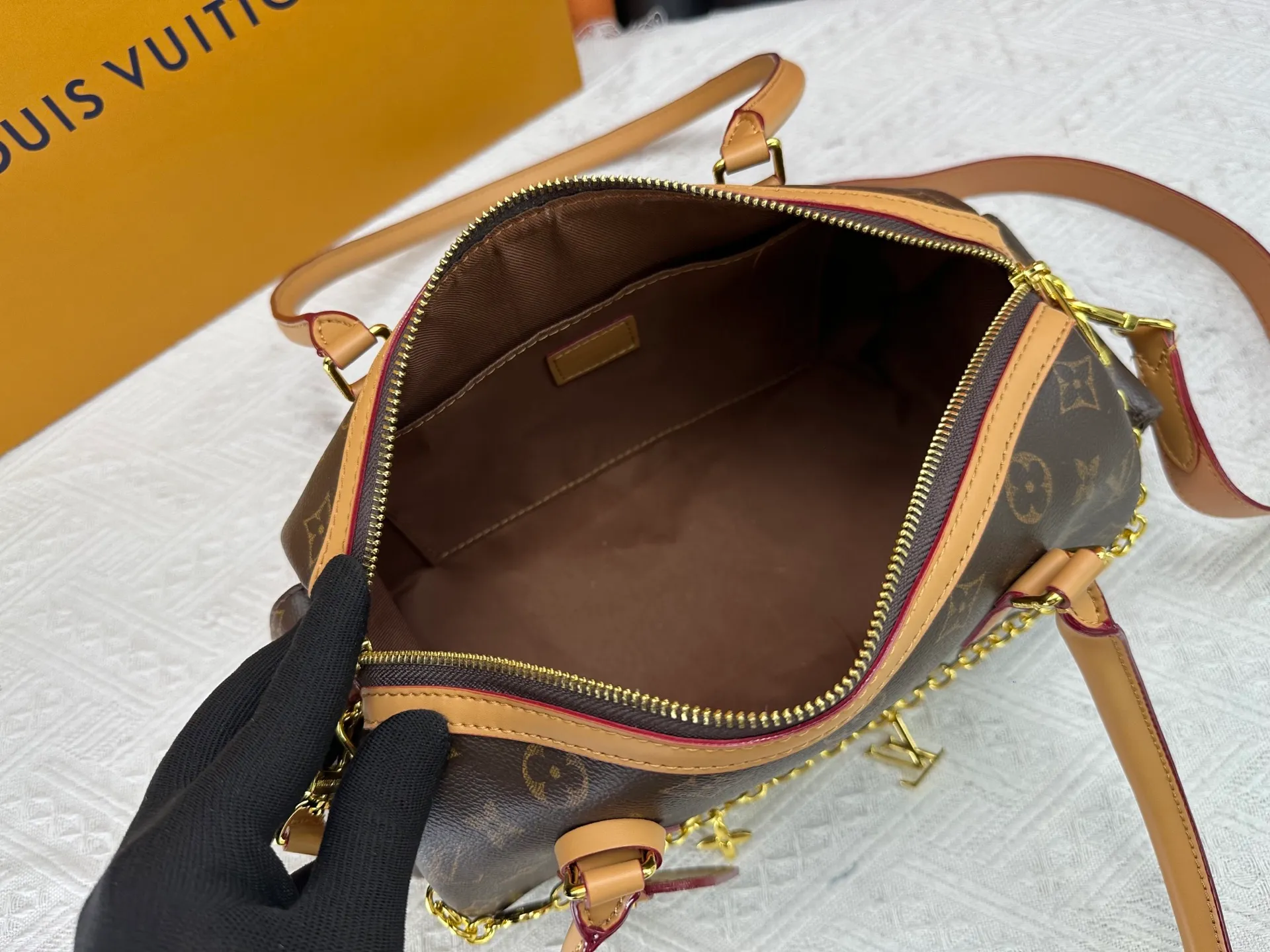 P300 Upgraded original M12934 M12965 This Speedy Cargo handbag is from the LV Vibe series, renovating the classic design of the 1930s with avant-garde touches. The glossy sheepskin body is embellished with a Monogram address plate, paying tribute to the brand's long trunk-making heritage. Plenty of space to easily store your daily needs, and the detachable leather shoulder strap allows for a variety of carrying methods. Dimensions: 28 x 17 x 12 cm (LxHxW)