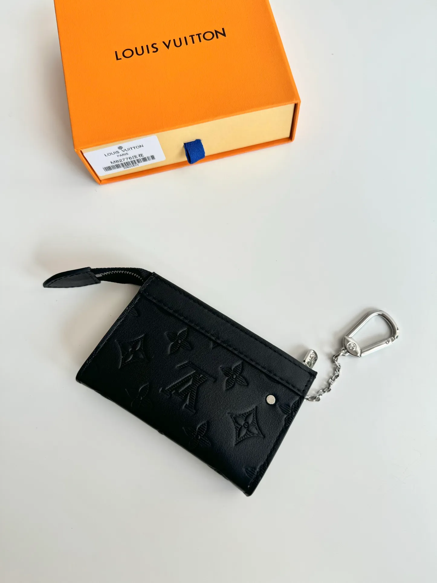 Factory price 340 🇫🇷Overseas original order M82776 embossed exclusive real shot! This Voyage key bag is made of soft Taurillon leather with calfskin trim. It has a zipper closure to securely store coins, folded bills, cards and keys. The hook fastener secures easily to the D-ring inside the Louis Vuitton bag. Size: 12×7.5×3cm
