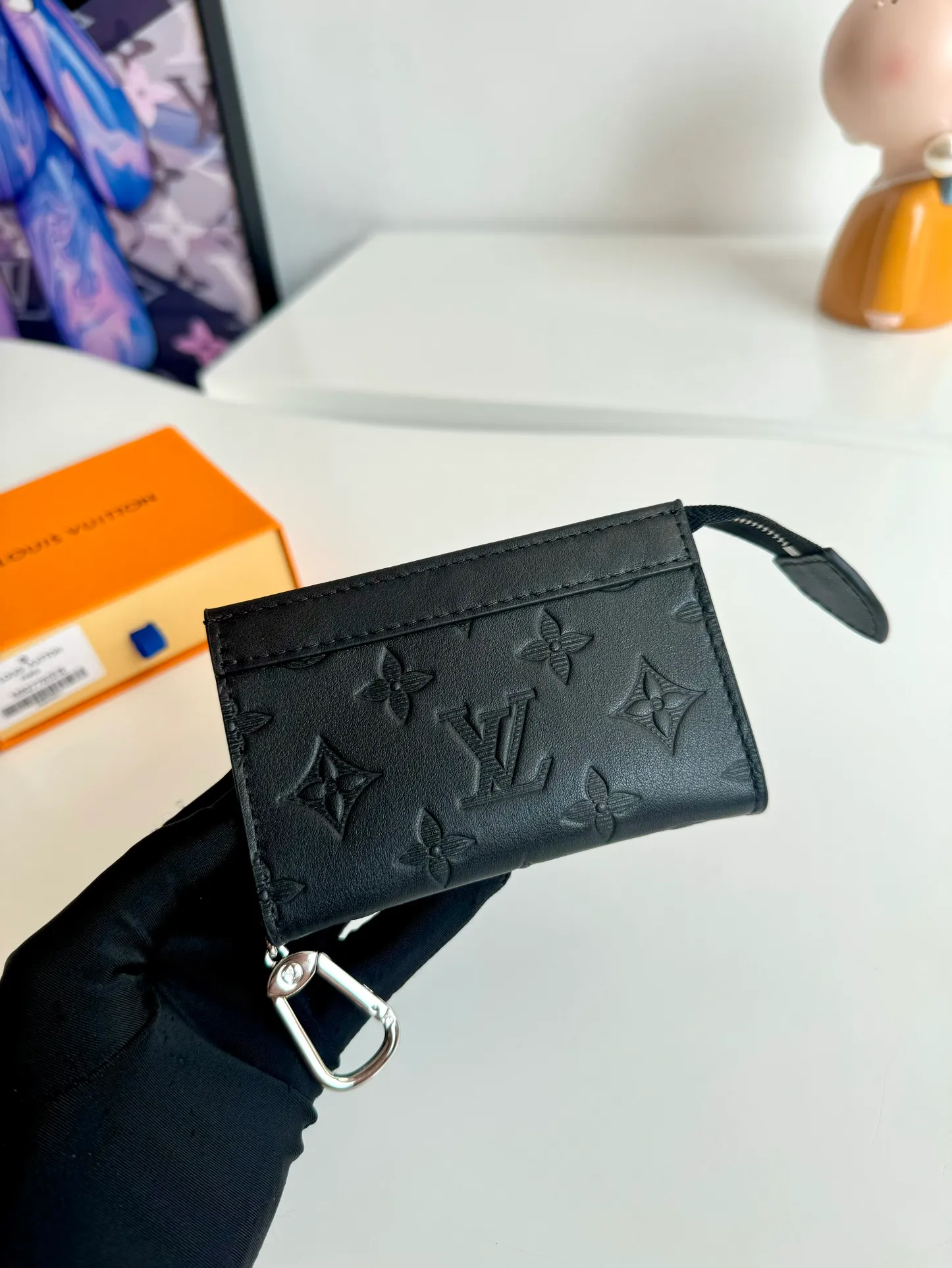 Factory price 340 🇫🇷Overseas original order M82776 embossed exclusive real shot! This Voyage key bag is made of soft Taurillon leather with calfskin trim. It has a zipper closure to securely store coins, folded bills, cards and keys. The hook fastener secures easily to the D-ring inside the Louis Vuitton bag. Size: 12×7.5×3cm