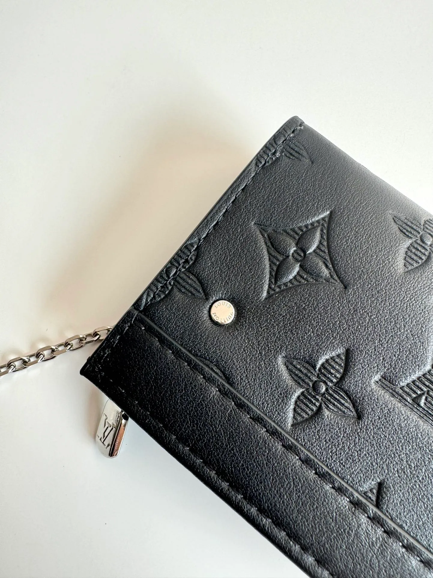 Factory price 340 🇫🇷Overseas original order M82776 embossed exclusive real shot! This Voyage key bag is made of soft Taurillon leather with calfskin trim. It has a zipper closure to securely store coins, folded bills, cards and keys. The hook fastener secures easily to the D-ring inside the Louis Vuitton bag. Size: 12×7.5×3cm