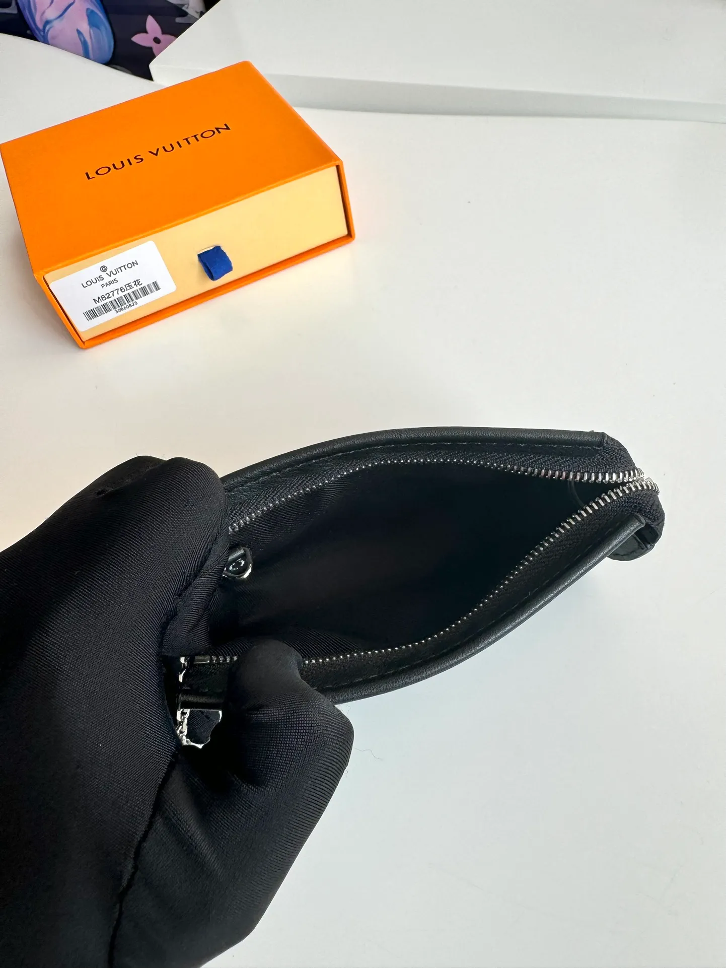 Factory price 340 🇫🇷Overseas original order M82776 embossed exclusive real shot! This Voyage key bag is made of soft Taurillon leather with calfskin trim. It has a zipper closure to securely store coins, folded bills, cards and keys. The hook fastener secures easily to the D-ring inside the Louis Vuitton bag. Size: 12×7.5×3cm