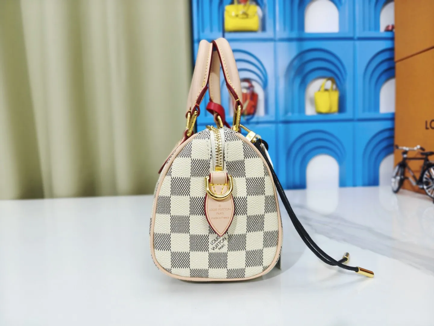 P250💰 M46222.M46234.M45957.M45948 Presbyopia This Speedy Bandoulière 20 handbag is made of Monogram canvas, cow leather trim and fabric lining. It continues the classic design of Louis Vuitton Speedy travel bag in a compact size. It is equipped with rolled leather handles and a detachable and adjustable fabric shoulder strap embellished with the brand's logo texture. Detailed features 20.5 x 13.5 x 12 cm (length x height x width)