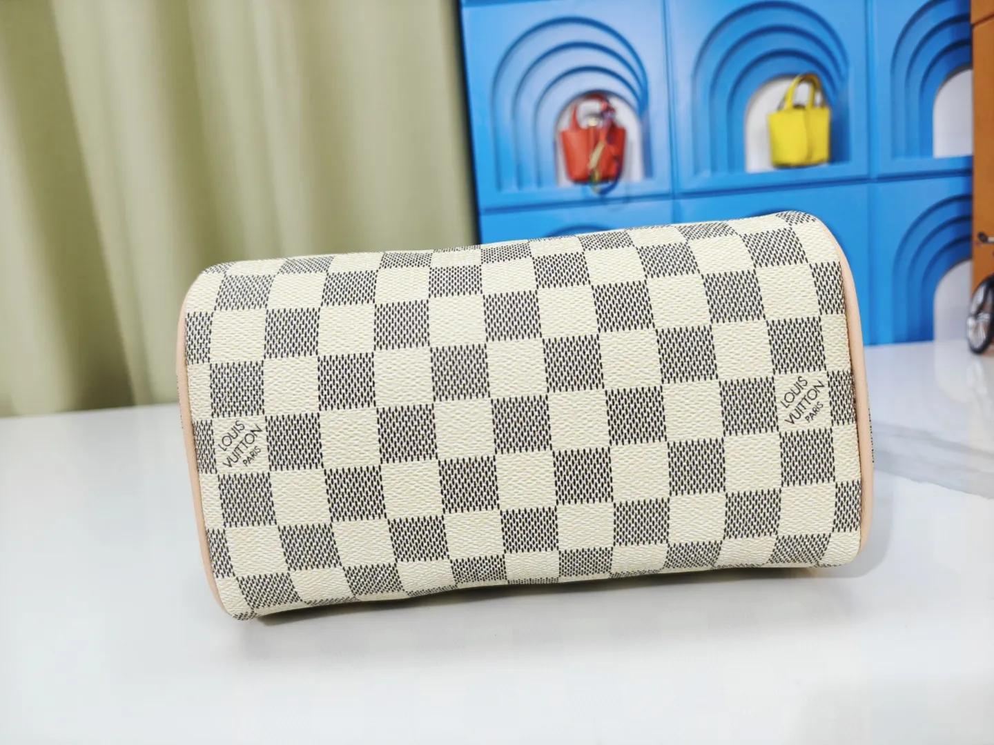 P250💰 M46222.M46234.M45957.M45948 Presbyopia This Speedy Bandoulière 20 handbag is made of Monogram canvas, cow leather trim and fabric lining. It continues the classic design of Louis Vuitton Speedy travel bag in a compact size. It is equipped with rolled leather handles and a detachable and adjustable fabric shoulder strap embellished with the brand's logo texture. Detailed features 20.5 x 13.5 x 12 cm (length x height x width)