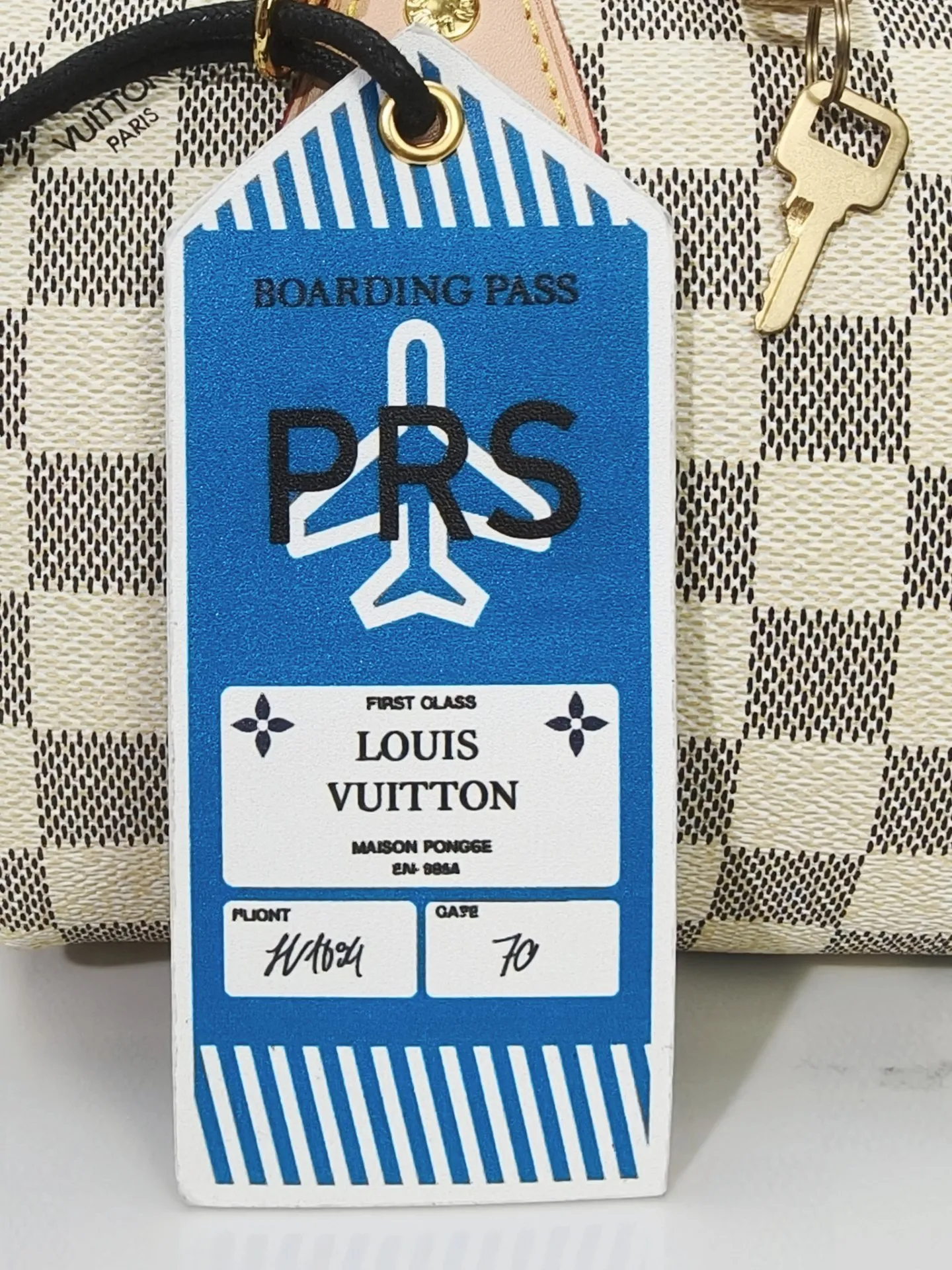 P250💰 M46222.M46234.M45957.M45948 Presbyopia This Speedy Bandoulière 20 handbag is made of Monogram canvas, cow leather trim and fabric lining. It continues the classic design of Louis Vuitton Speedy travel bag in a compact size. It is equipped with rolled leather handles and a detachable and adjustable fabric shoulder strap embellished with the brand's logo texture. Detailed features 20.5 x 13.5 x 12 cm (length x height x width)