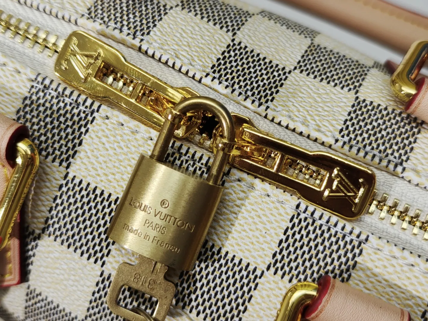 P250💰 M46222.M46234.M45957.M45948 Presbyopia This Speedy Bandoulière 20 handbag is made of Monogram canvas, cow leather trim and fabric lining. It continues the classic design of Louis Vuitton Speedy travel bag in a compact size. It is equipped with rolled leather handles and a detachable and adjustable fabric shoulder strap embellished with the brand's logo texture. Detailed features 20.5 x 13.5 x 12 cm (length x height x width)