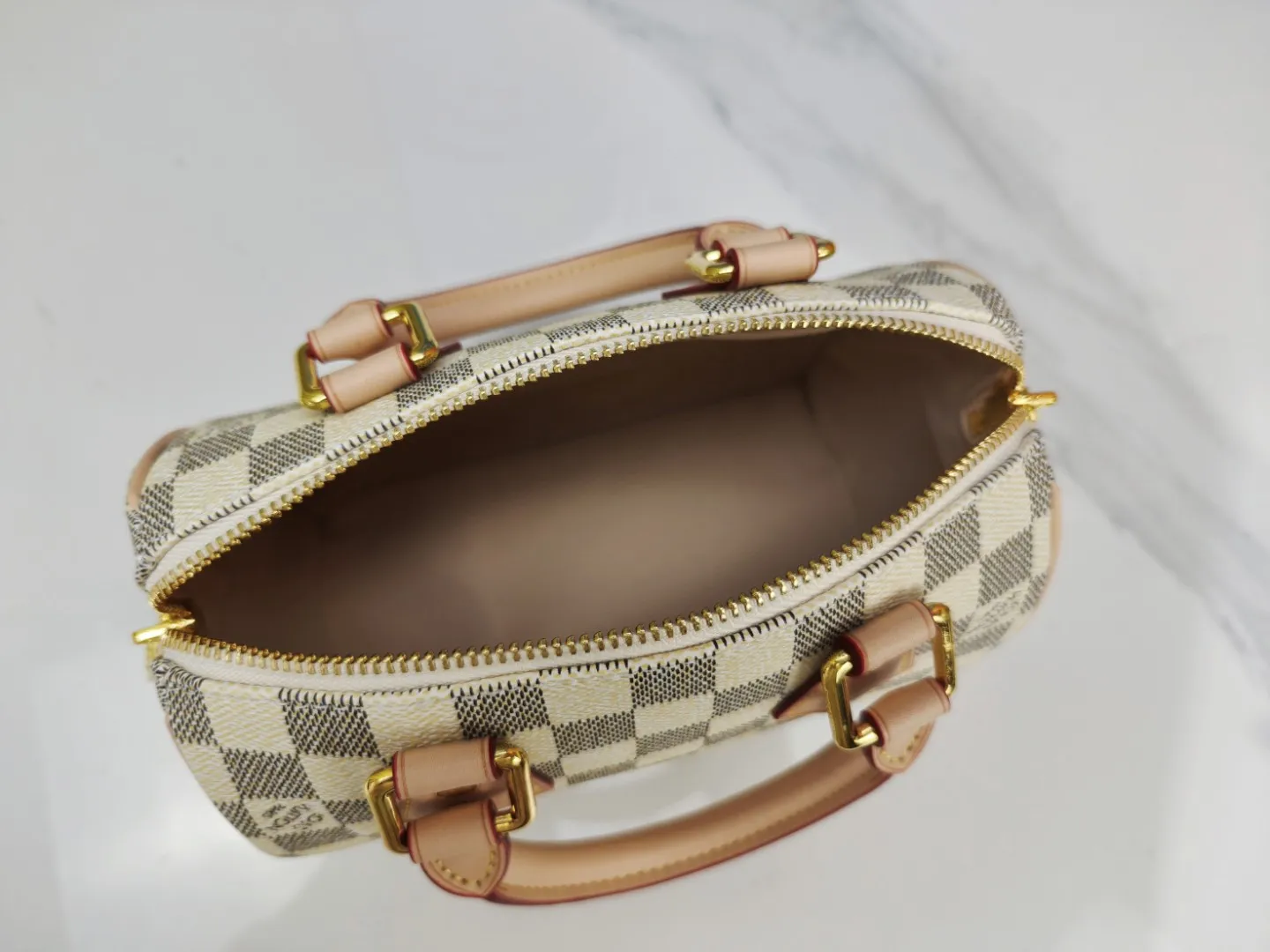 P250💰 M46222.M46234.M45957.M45948 Presbyopia This Speedy Bandoulière 20 handbag is made of Monogram canvas, cow leather trim and fabric lining. It continues the classic design of Louis Vuitton Speedy travel bag in a compact size. It is equipped with rolled leather handles and a detachable and adjustable fabric shoulder strap embellished with the brand's logo texture. Detailed features 20.5 x 13.5 x 12 cm (length x height x width)
