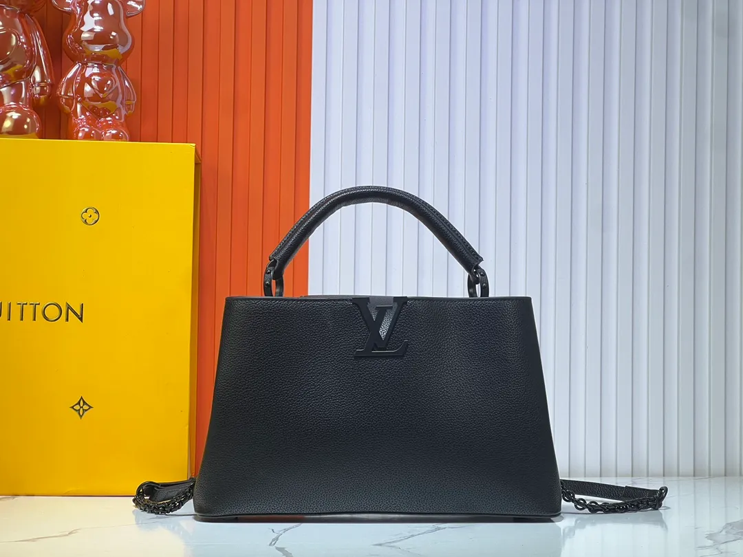 Batch 380💰M24880 M24607 Black Out series launches the Capucines Souple large handbag, an enlarged version of the classic design made of matte Taurillon leather and elegant metal parts, with the iconic LV letters. The neat interior has multiple pockets to easily hold A4-size documents. 38.0 x 23.0 x 16.0 cm (Length x Height x Width) • Matt Taurillon cow leather • Cow leather trim • Cow leather lining • Matt metal hardware • Flap can be placed on the inside or outside • Internal compartment • Internal zip pocket • Internal patch pocket • Metal base stud • Shoulder strap: removable, adjustable • Half-length strap: 36.0 cm • Half-length adjustable strap: 59.0 cm • Handle: Single handle