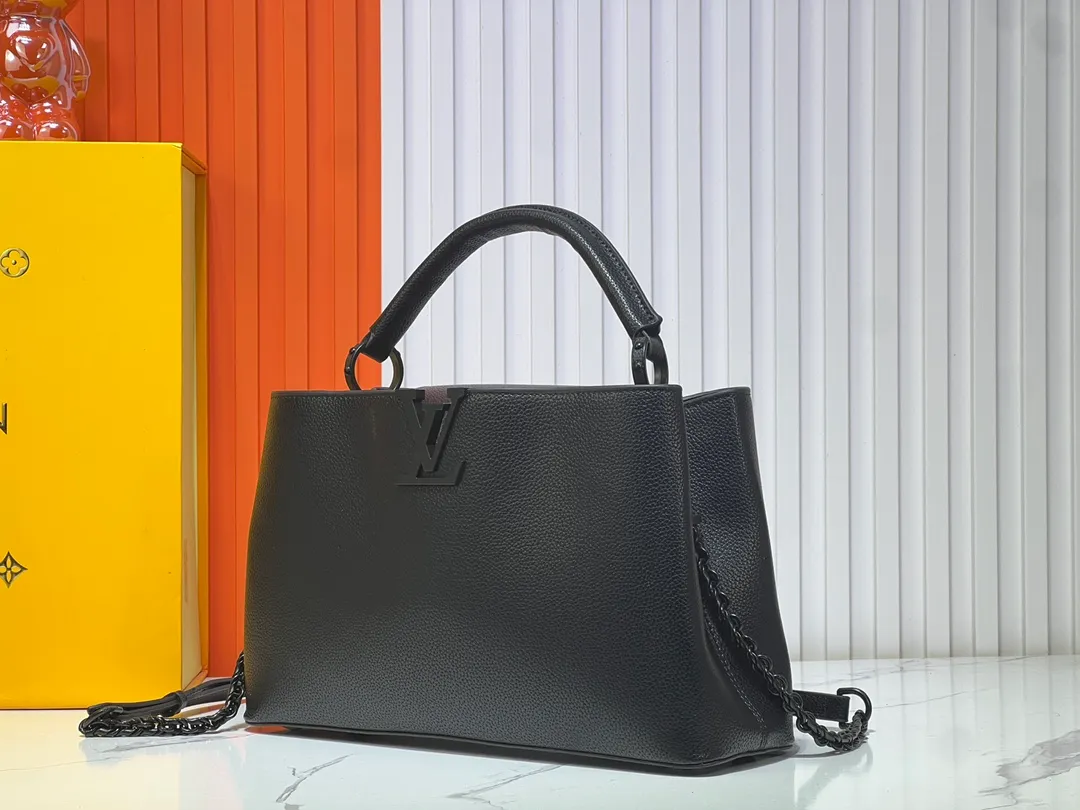 Batch 380💰M24880 M24607 Black Out series launches the Capucines Souple large handbag, an enlarged version of the classic design made of matte Taurillon leather and elegant metal parts, with the iconic LV letters. The neat interior has multiple pockets to easily hold A4-size documents. 38.0 x 23.0 x 16.0 cm (Length x Height x Width) • Matt Taurillon cow leather • Cow leather trim • Cow leather lining • Matt metal hardware • Flap can be placed on the inside or outside • Internal compartment • Internal zip pocket • Internal patch pocket • Metal base stud • Shoulder strap: removable, adjustable • Half-length strap: 36.0 cm • Half-length adjustable strap: 59.0 cm • Handle: Single handle