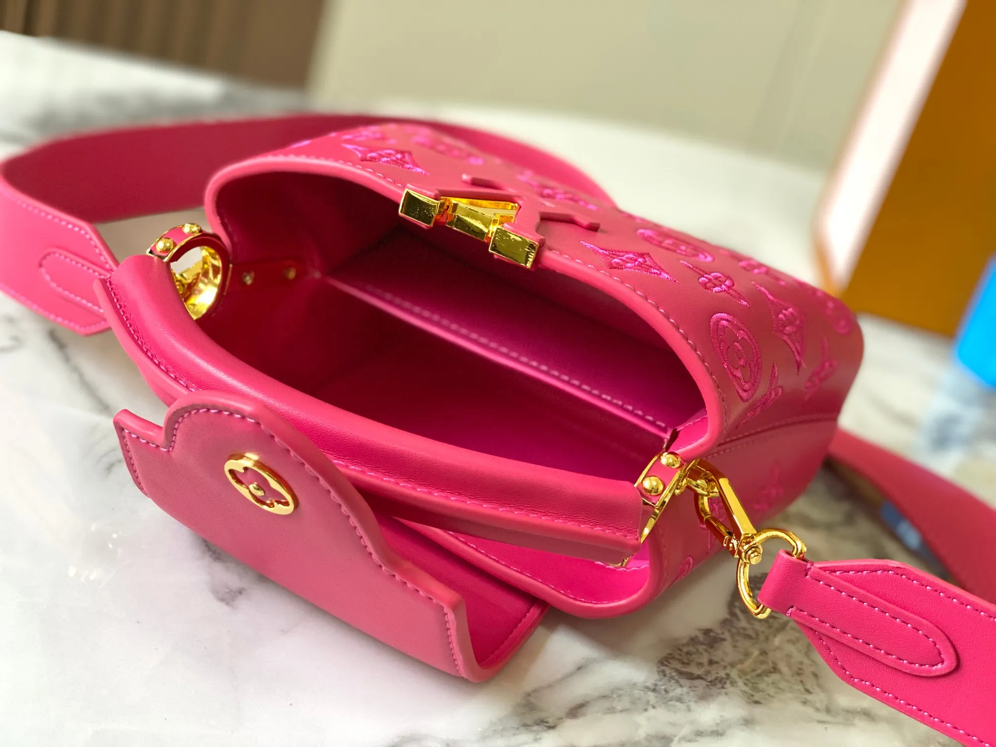 Upgraded version P440 M20741 Bourdon stitch embroidered gold buckle This Capucines mini handbag comes from the LV Broderie Anglaise capsule series designed by Nicolas Ghesquière, which transfers the embroidery technology in the ready-to-wear series to this. For the first time, the Monogram pattern appears on cow leather through cutting, and is embellished with Bourdon stitching, which is exquisitely crafted with craftsmanship.  Detailed features 21 x 14 x8 cm (length x height x width)