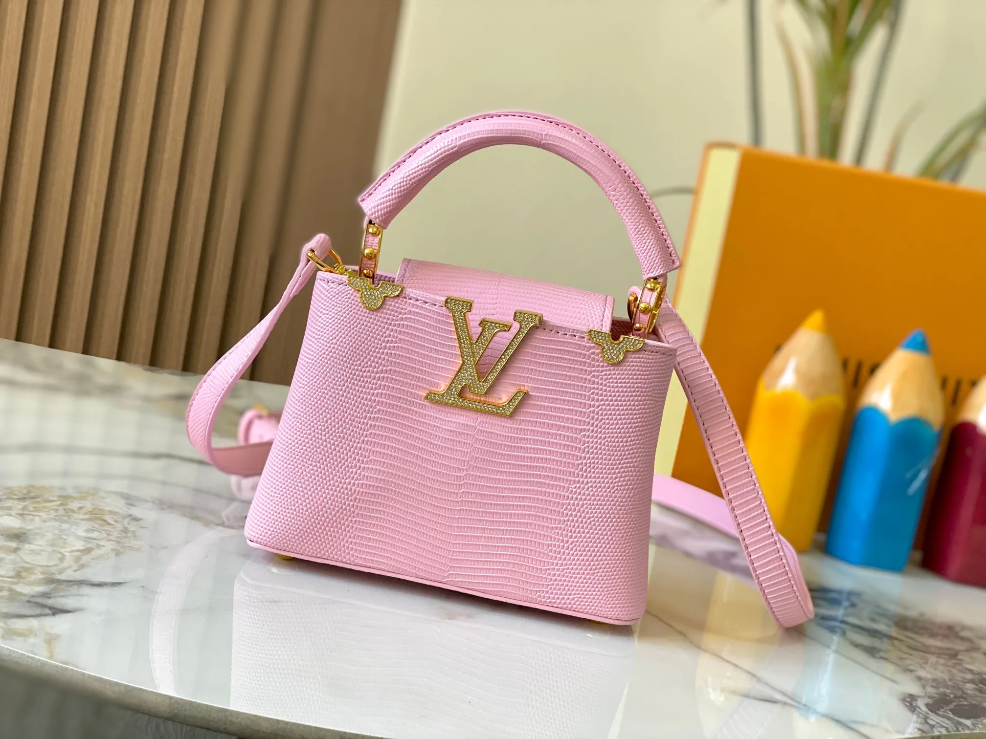 Top original P440 Guangzhou goods M12296 pink lizard leather with gold diamond corolla🔺This Capucines mini handbag is wrapped in gorgeous lizard leather and lined with delicate sheepskin, embellished with dazzling metal parts. The flip cover reads LV letters inside, and a Monogram flower blooms when turned out. Its compact size makes it a dazzling choice for evening occasions. Detailed features 21 x 14 x 8 cm (length x height x width