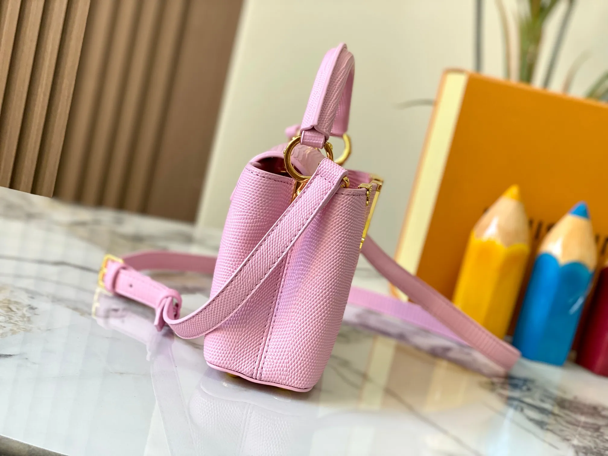 Top original P440 Guangzhou goods M12296 pink lizard leather with gold diamond corolla🔺This Capucines mini handbag is wrapped in gorgeous lizard leather and lined with delicate sheepskin, embellished with dazzling metal parts. The flip cover reads LV letters inside, and a Monogram flower blooms when turned out. Its compact size makes it a dazzling choice for evening occasions. Detailed features 21 x 14 x 8 cm (length x height x width