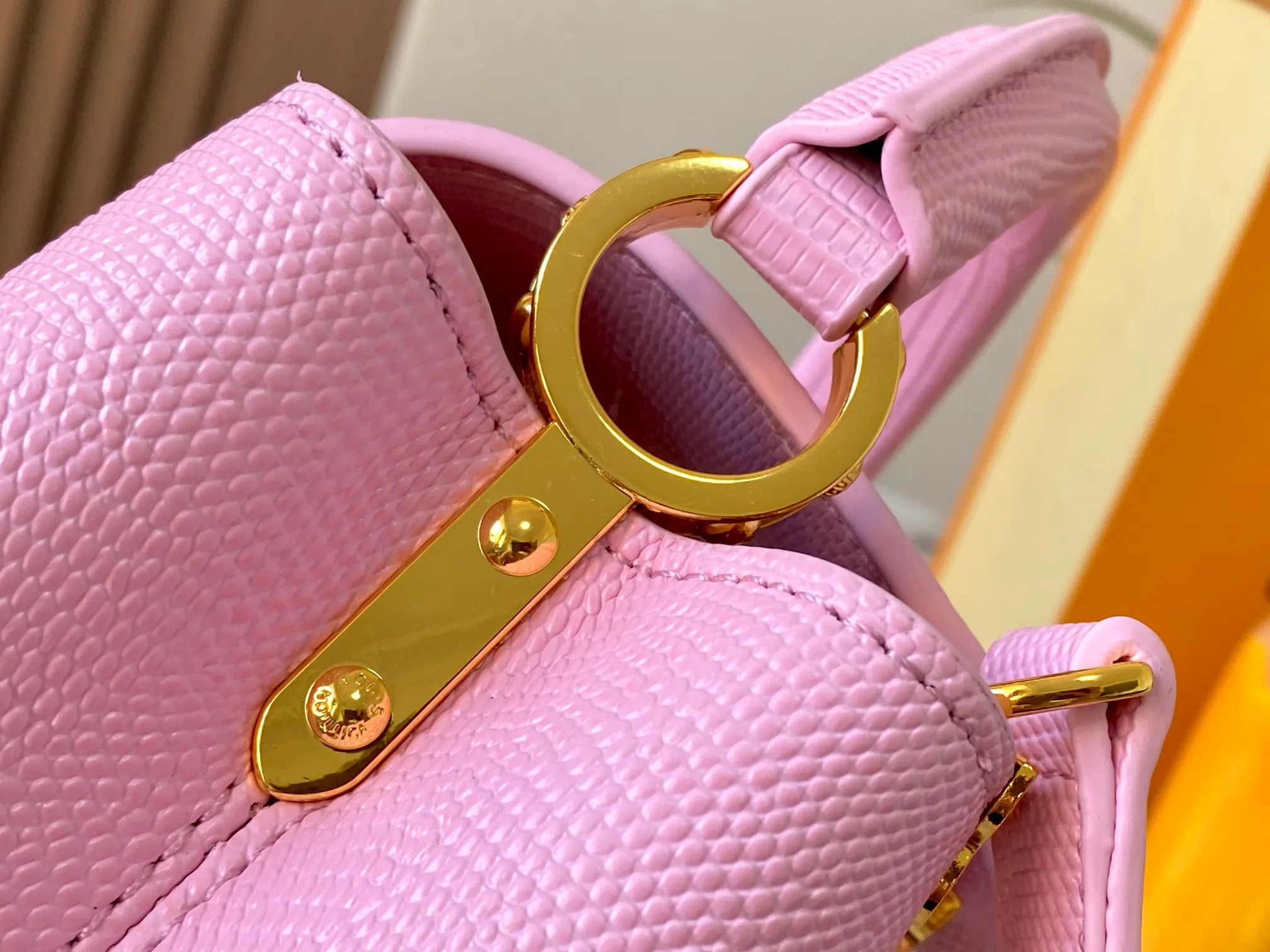 Top original P440 Guangzhou goods M12296 pink lizard leather with gold diamond corolla🔺This Capucines mini handbag is wrapped in gorgeous lizard leather and lined with delicate sheepskin, embellished with dazzling metal parts. The flip cover reads LV letters inside, and a Monogram flower blooms when turned out. Its compact size makes it a dazzling choice for evening occasions. Detailed features 21 x 14 x 8 cm (length x height x width