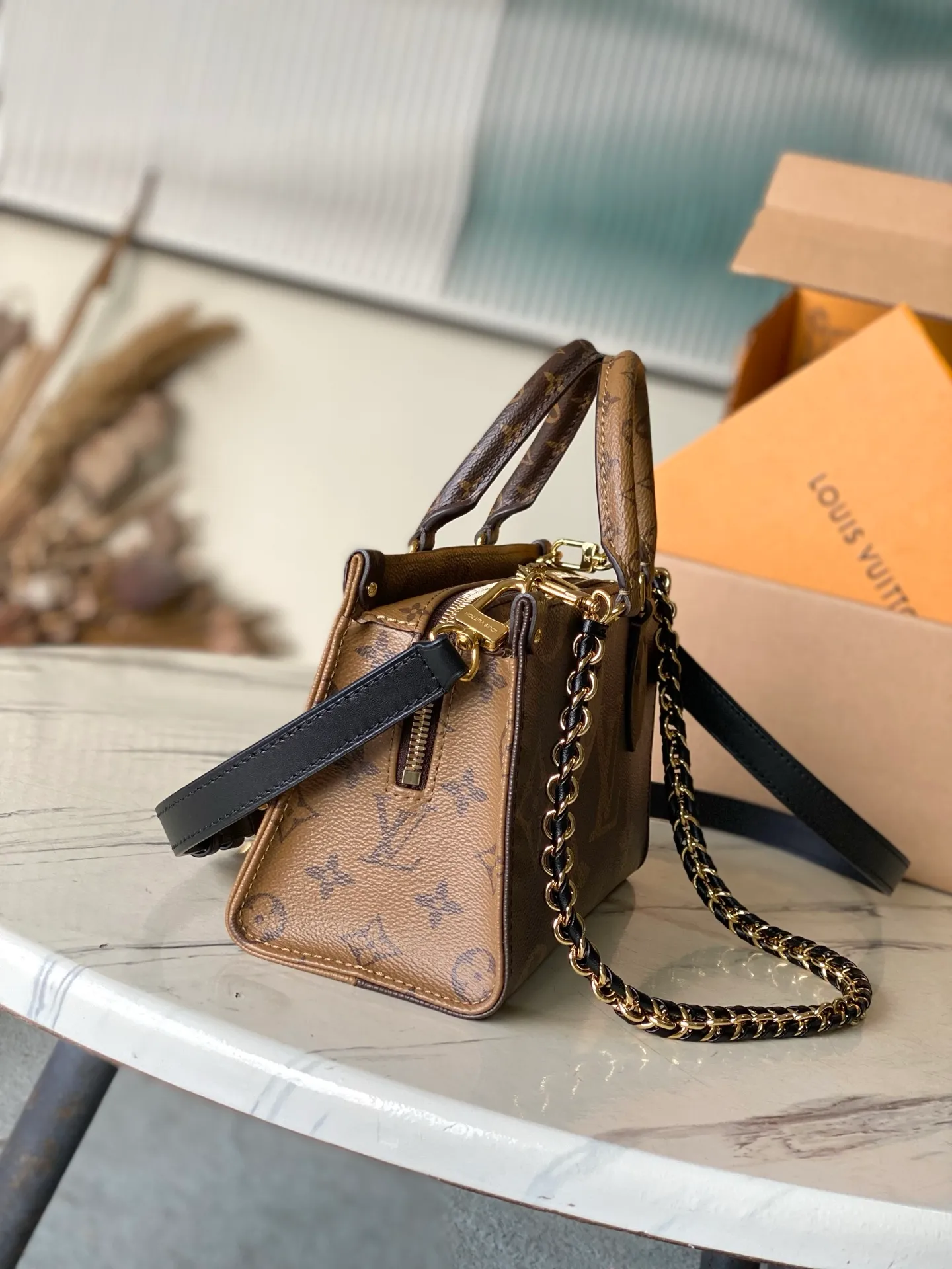 💰940 Top Original Order M14236 This OnTheGo East West handbag uses coated canvas to present the Monogram Giant element, which is combined with the Monogram Reverse coated canvas trim and bright metal parts to create an elegant style. The top handle, detachable chain and removable and adjustable shoulder strap allow for a variety of carrying options, while multiple compartments and pockets keep valuables organized. Dimensions: 25 × 13 × 10cm