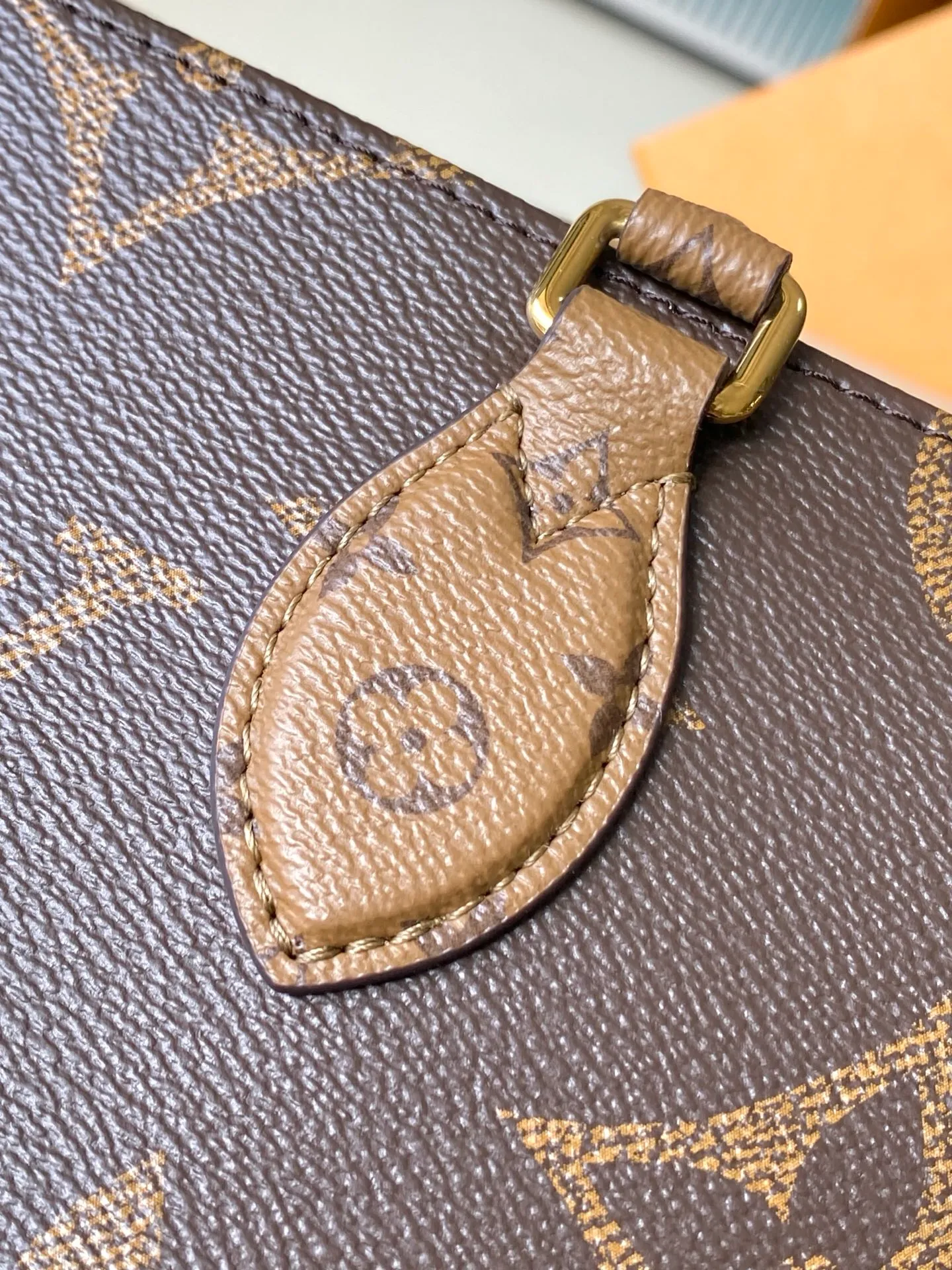 💰940 Top Original Order M14236 This OnTheGo East West handbag uses coated canvas to present the Monogram Giant element, which is combined with the Monogram Reverse coated canvas trim and bright metal parts to create an elegant style. The top handle, detachable chain and removable and adjustable shoulder strap allow for a variety of carrying options, while multiple compartments and pockets keep valuables organized. Dimensions: 25 × 13 × 10cm