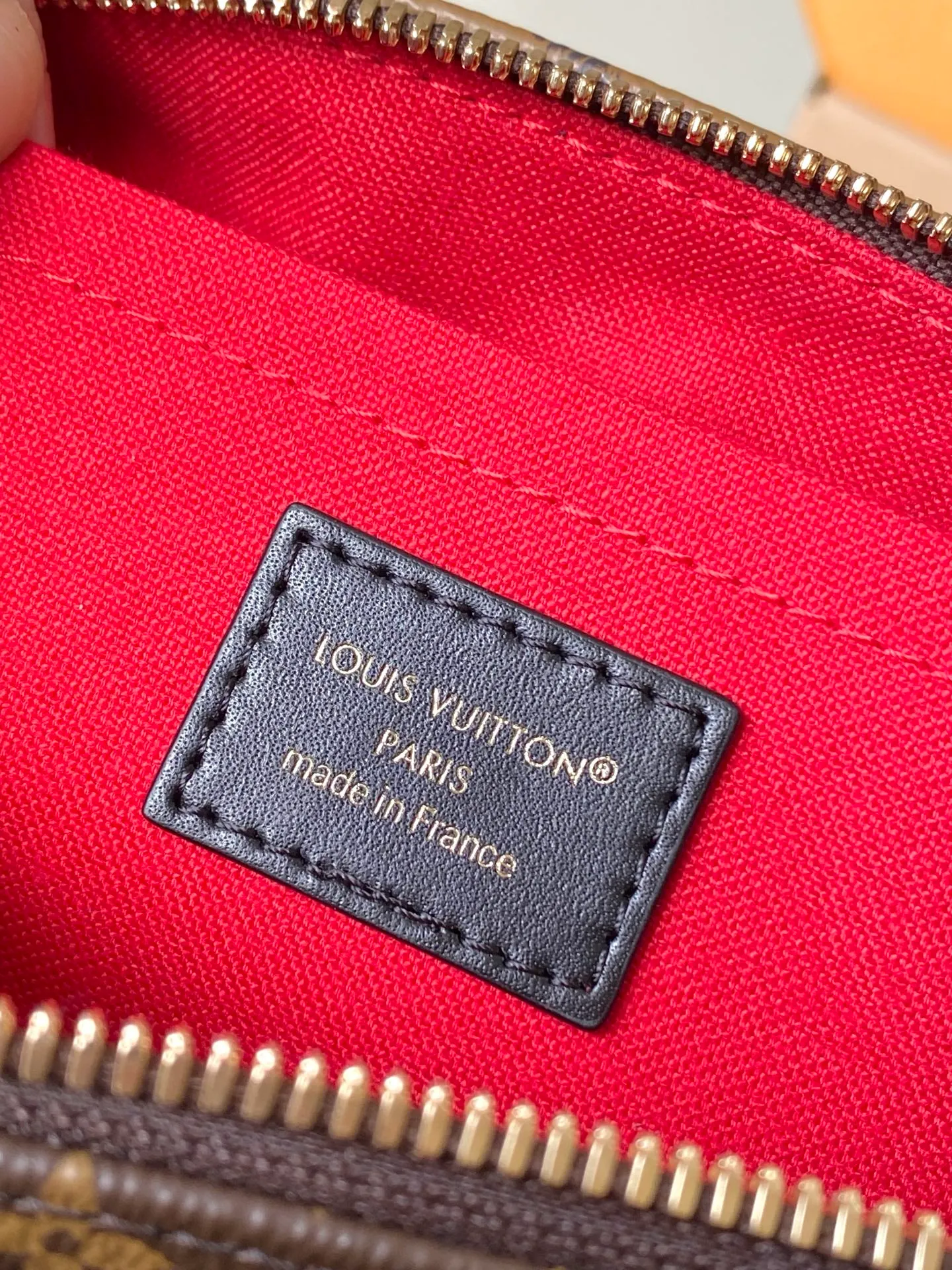 💰940 Top Original Order M14236 This OnTheGo East West handbag uses coated canvas to present the Monogram Giant element, which is combined with the Monogram Reverse coated canvas trim and bright metal parts to create an elegant style. The top handle, detachable chain and removable and adjustable shoulder strap allow for a variety of carrying options, while multiple compartments and pockets keep valuables organized. Dimensions: 25 × 13 × 10cm