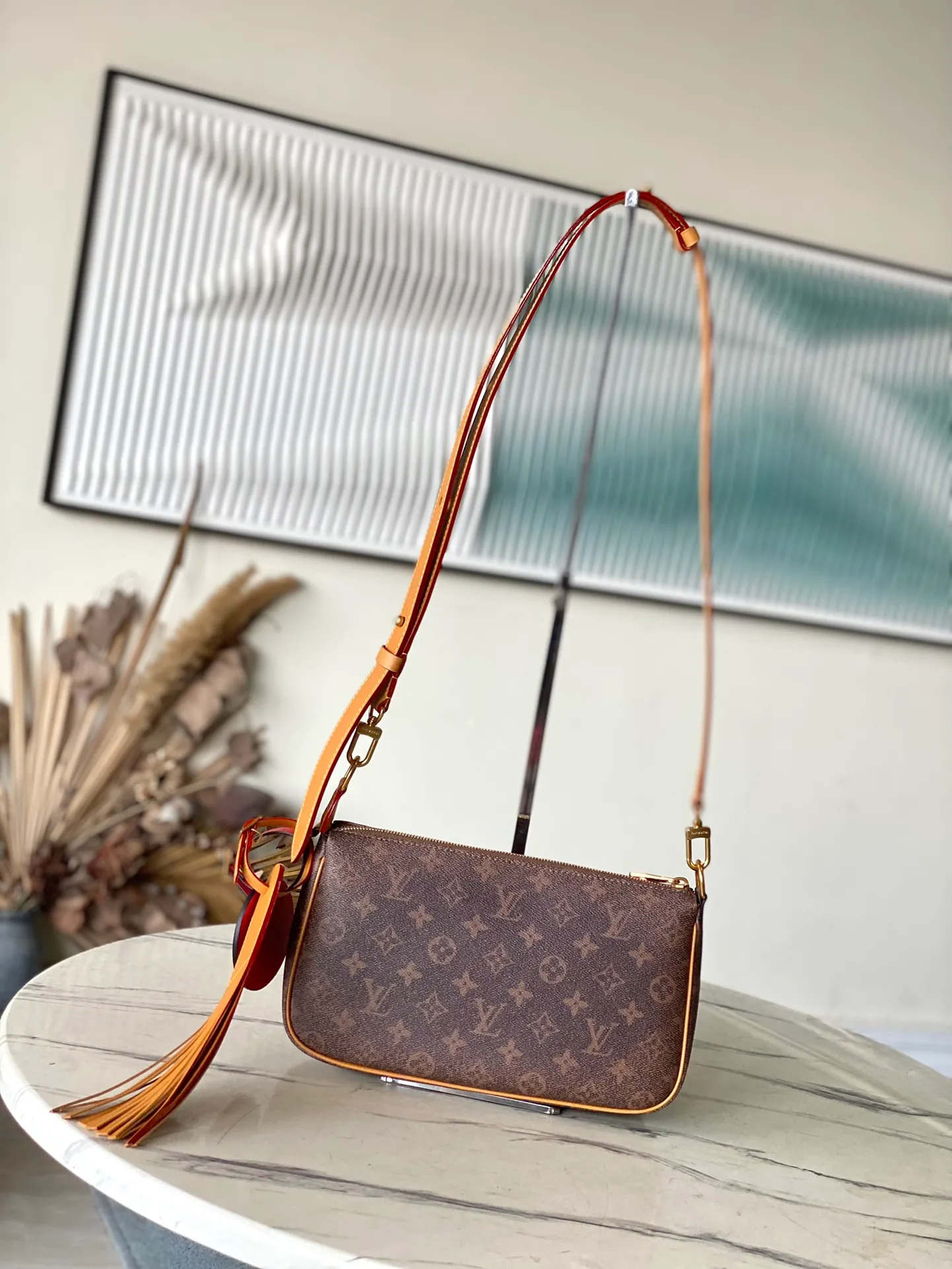 💰940 Top Original Order M11623 This Pochette Accessoire XL handbag uses Monogram Dust canvas to present the time-honored Monogram pattern, injecting a handsome atmosphere into the classic configuration from 1990. The generously zipped main compartment has a patch pocket, and the non-functional tasseled name tag and Marque L.Vuitton Deposee trim are both removable. Dimensions: 28 × 16,5 × 9 cm