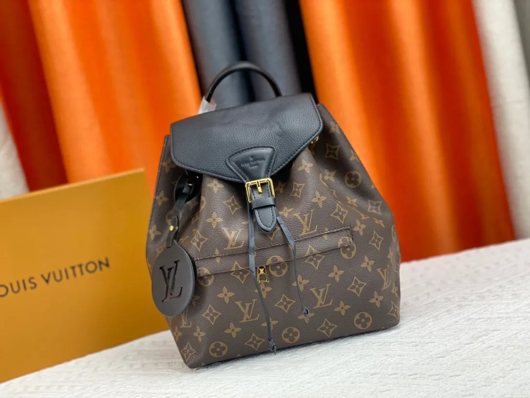 P220 M45501M45410M45205MM45397-The Montsouris backpack, which came out in 1994, is this time covered in Monogram Empreinte embossed leather, embellished with vintage metal buckles and LV charms. The zippered outer pocket allows for easy access, and the adjustable shoulder strap provides a comfortable shoulder carrying experience. Detailed features 27.5 x 33.0 x 14.0 cm (L x H x W) Embossed cowhide Leather trim Microfiber lining Metal hardware Leather carrying handle Adjustable leather shoulder strap Magnetic closure with drawstring Removable leather LV charm Zippered outer pocket Open inner pocket Handle: single handle