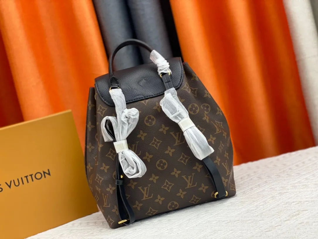 P220 M45501M45410M45205MM45397-The Montsouris backpack, which came out in 1994, is this time covered in Monogram Empreinte embossed leather, embellished with vintage metal buckles and LV charms. The zippered outer pocket allows for easy access, and the adjustable shoulder strap provides a comfortable shoulder carrying experience. Detailed features 27.5 x 33.0 x 14.0 cm (L x H x W) Embossed cowhide Leather trim Microfiber lining Metal hardware Leather carrying handle Adjustable leather shoulder strap Magnetic closure with drawstring Removable leather LV charm Zippered outer pocket Open inner pocket Handle: single handle
