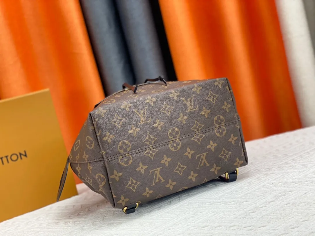 P220 M45501M45410M45205MM45397-The Montsouris backpack, which came out in 1994, is this time covered in Monogram Empreinte embossed leather, embellished with vintage metal buckles and LV charms. The zippered outer pocket allows for easy access, and the adjustable shoulder strap provides a comfortable shoulder carrying experience. Detailed features 27.5 x 33.0 x 14.0 cm (L x H x W) Embossed cowhide Leather trim Microfiber lining Metal hardware Leather carrying handle Adjustable leather shoulder strap Magnetic closure with drawstring Removable leather LV charm Zippered outer pocket Open inner pocket Handle: single handle