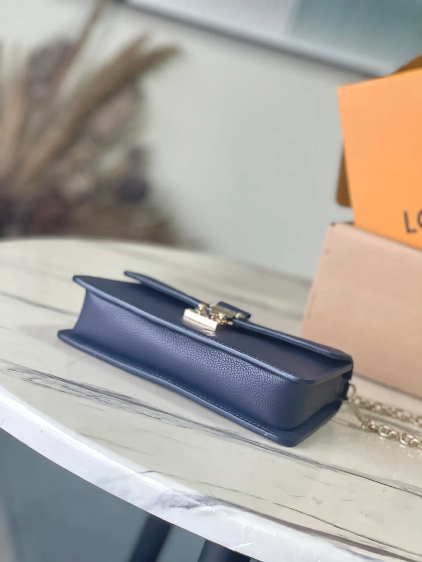💰960 (top layer leather) top original M82671 Wallet On Chain Metis handbag is made of grained Monogram Empreinte leather with the brand's Monogram pattern embossed on it. It has a distinctive appearance with a trapezoidal design and the front flap is fixed with an S-lock, which is inherited from classic suitcases. Detachable chain allows for cross-body wear. Dimensions: 19 × 11 × 5.5 cm