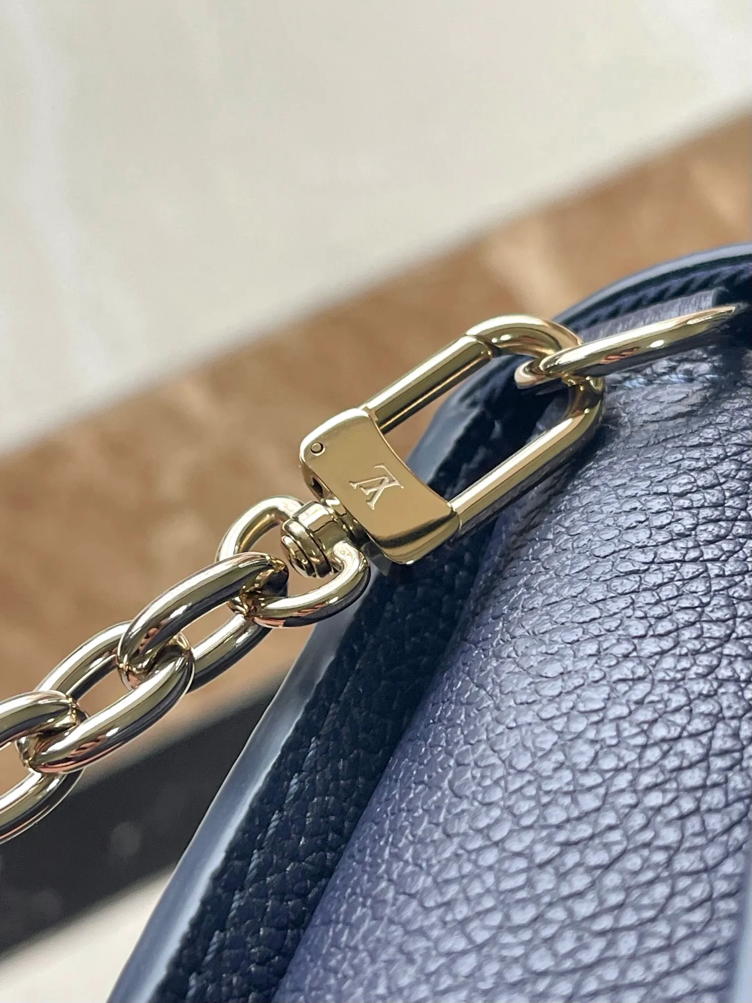 💰960 (top layer leather) top original M82671 Wallet On Chain Metis handbag is made of grained Monogram Empreinte leather with the brand's Monogram pattern embossed on it. It has a distinctive appearance with a trapezoidal design and the front flap is fixed with an S-lock, which is inherited from classic suitcases. Detachable chain allows for cross-body wear. Dimensions: 19 × 11 × 5.5 cm