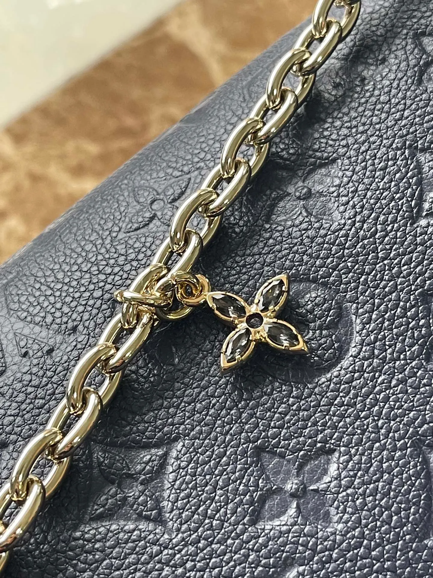 💰960 (top layer leather) top original M82671 Wallet On Chain Metis handbag is made of grained Monogram Empreinte leather with the brand's Monogram pattern embossed on it. It has a distinctive appearance with a trapezoidal design and the front flap is fixed with an S-lock, which is inherited from classic suitcases. Detachable chain allows for cross-body wear. Dimensions: 19 × 11 × 5.5 cm
