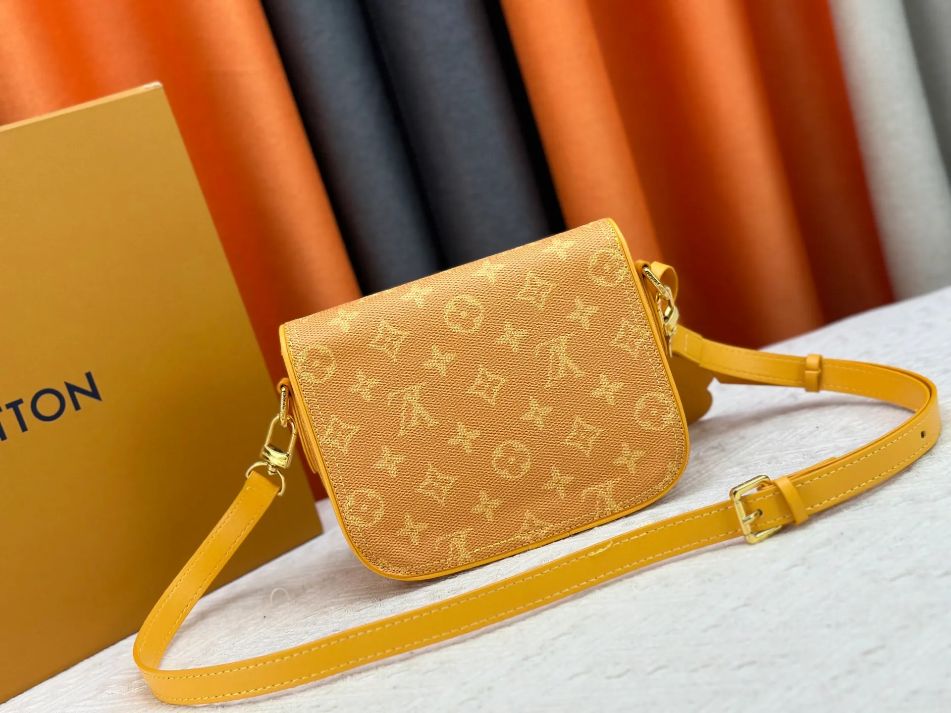 P260 Upgraded original M12694 yellow N00147 checkerboard Montsouris small messenger bag uses Monogram Macassar to create ample space, making it a perfect choice for daily travel. The retro structure and leather shoulder strap can also be easily worn in formal occasions. Dimensions: 20 x 17 x 7 cm (length x height x width)