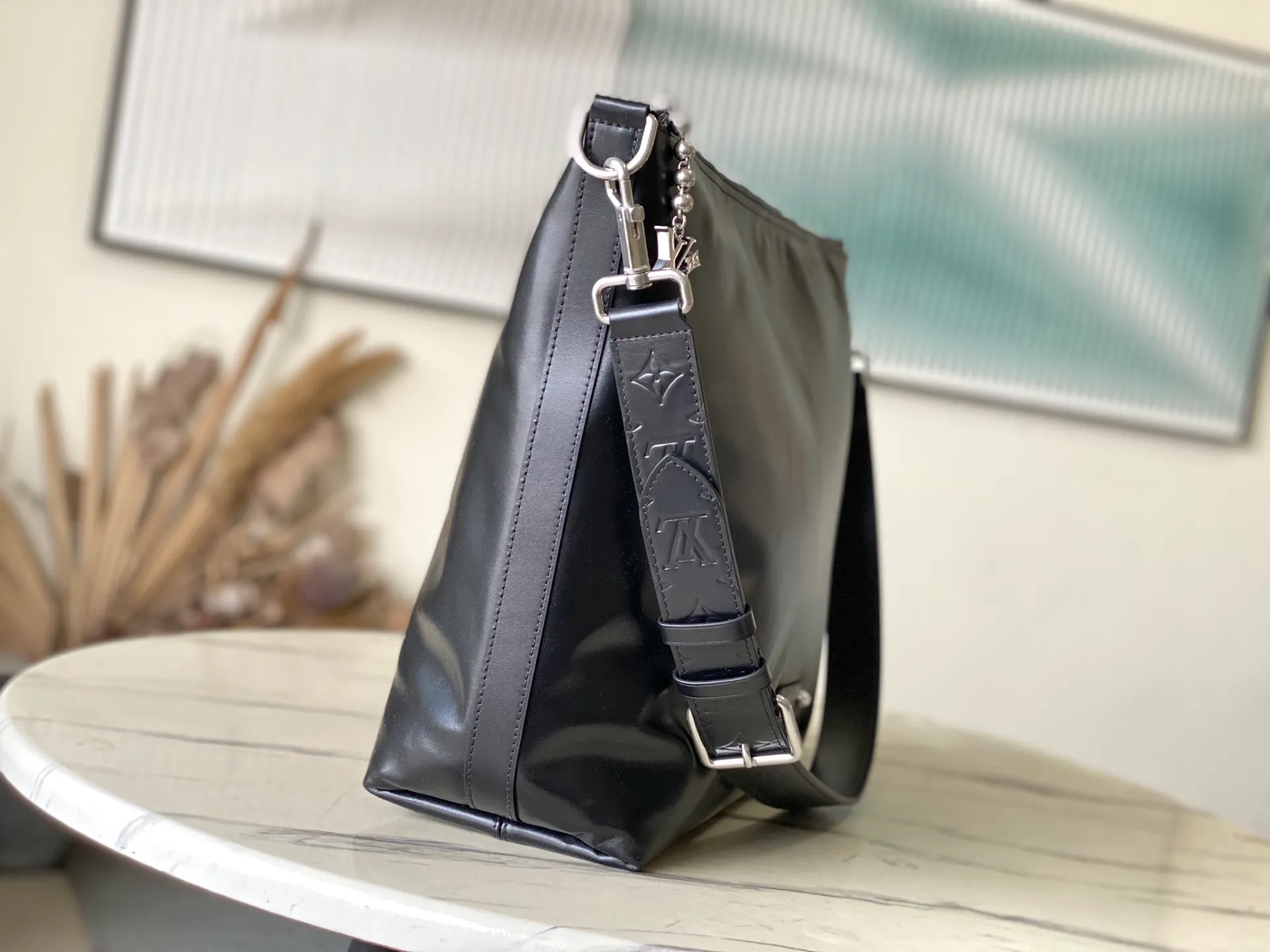 💰1280 (top-grain leather) top original order M13986 This Vagabond Hobo handbag is made of glossy soft cow leather to create an ergonomic and close-fitting silhouette. Whether it is worn cross-body or on the shoulder, it can show its cool style. The metal zipper enables smooth opening and closing, and the bead chain cleverly connects the zipper puller and V letter decoration. Dimensions: 35×12×38 cm