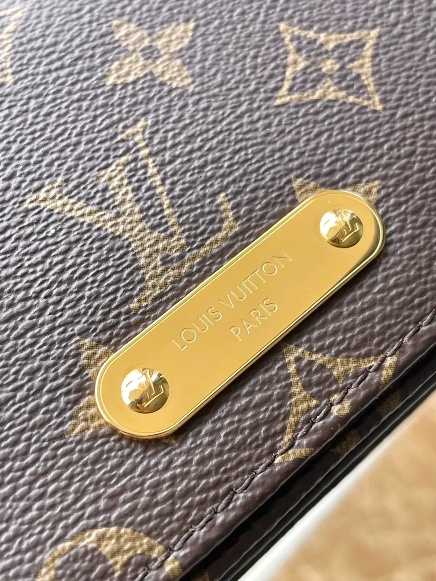 💰640 Top original order M82509 supports counter inspection. The photo taken of duty-free goods is consistent with the product and has not been unpacked. This product is an exclusive duty-free product in the market and is the highest-end product. Inspection is supported. This product has passed strict inspection and is flawless. Please wear gloves when touching the product. This product is not returnable or exchangeable. Please confirm the product first and then remove the label on the handle. This product is temporarily not open to the public, only regular customers, and is in short supply. Dimensions: 20.7 x 10.2 x 3.5 cm