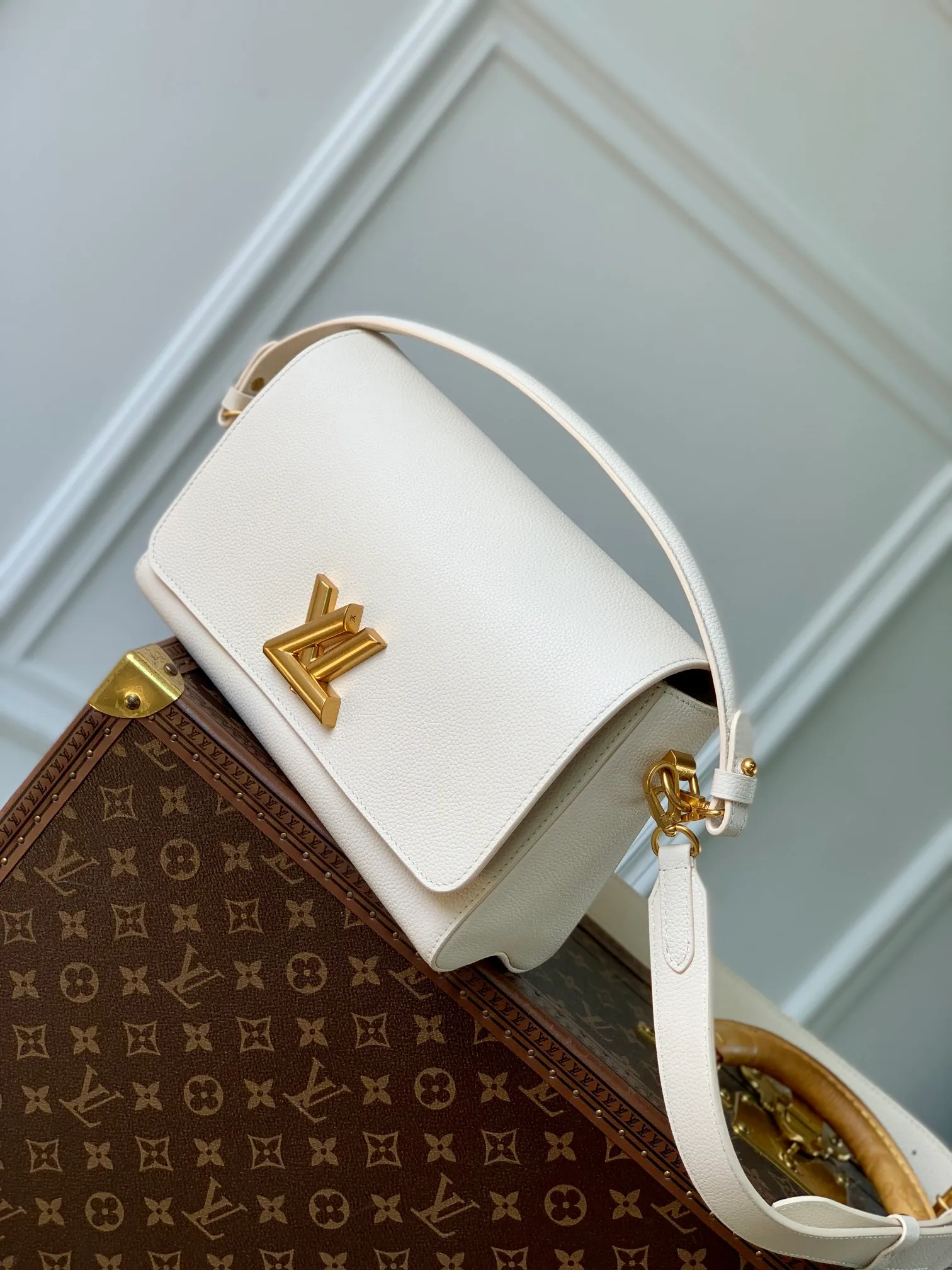💰1280 (top layer leather) top quality original M25359 white. This Soft Twist handbag is made of soft cow leather and reinterprets the iconic Twist handbag in a generous size. The aged metal parts shine with eye-catching style, and the fitted design and multiple carrying methods enable a comfortable travel experience. 27 x 19 x 9 cm (length x height x width)