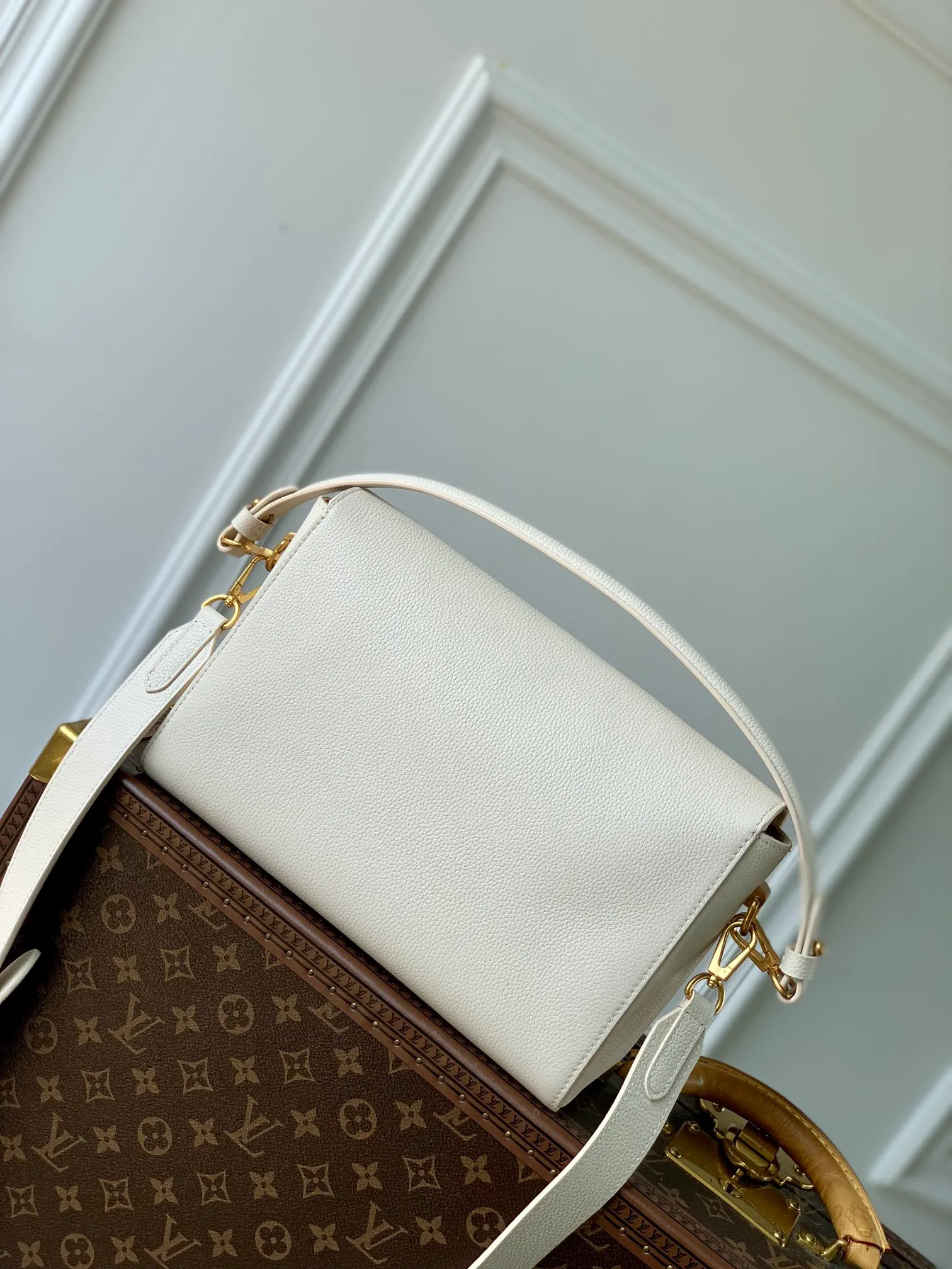 💰1280 (top layer leather) top quality original M25359 white. This Soft Twist handbag is made of soft cow leather and reinterprets the iconic Twist handbag in a generous size. The aged metal parts shine with eye-catching style, and the fitted design and multiple carrying methods enable a comfortable travel experience. 27 x 19 x 9 cm (length x height x width)