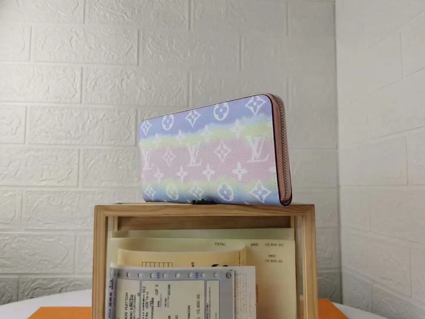 P130M69110 LV ESCALE ZIPPY WALLET Louis Vuitton’s classic Zippy wallet gets a new look in the LV Escale leather goods and accessories collection for the summer of 2020. The tie-dye effect of Monogram Giant canvas conveys the beauty of traditional Japanese tie-dyeing technology, and the zipper design securely protects pockets, compartments and card slots. Detailed features, 19.5x 10.5x 2.5 cm (LxHxW) Monogram coated canvas Cowhide lining Metal hardware, zipper closure, large accordion compartment, open bill compartment, zippered coin pocket, internal patch pocket, card slot.
