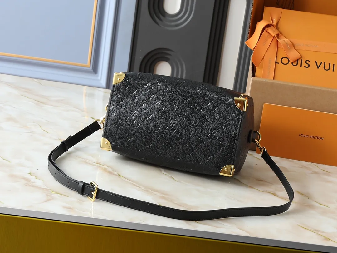 💰280💰Upgraded from the original M26181 M26392, the Louis Vuitton Trunk series welcomes this new Speedy 25, which pays homage to the brand’s genes through brand archival elements such as the classic Monogram pattern and suitcase-inspired details. Made of canvas material with cow leather trim and embellished with metal parts, it shows exquisite craftsmanship. The elegant yet modern design can be carried by hand or on one shoulder, making it suitable for a variety of occasions. Dimensions: 27.0 x 20.0 x 15.0 cm (length x height x width)