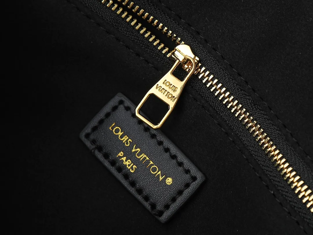 💰280💰Upgraded from the original M26181 M26392, the Louis Vuitton Trunk series welcomes this new Speedy 25, which pays homage to the brand’s genes through brand archival elements such as the classic Monogram pattern and suitcase-inspired details. Made of canvas material with cow leather trim and embellished with metal parts, it shows exquisite craftsmanship. The elegant yet modern design can be carried by hand or on one shoulder, making it suitable for a variety of occasions. Dimensions: 27.0 x 20.0 x 15.0 cm (length x height x width)