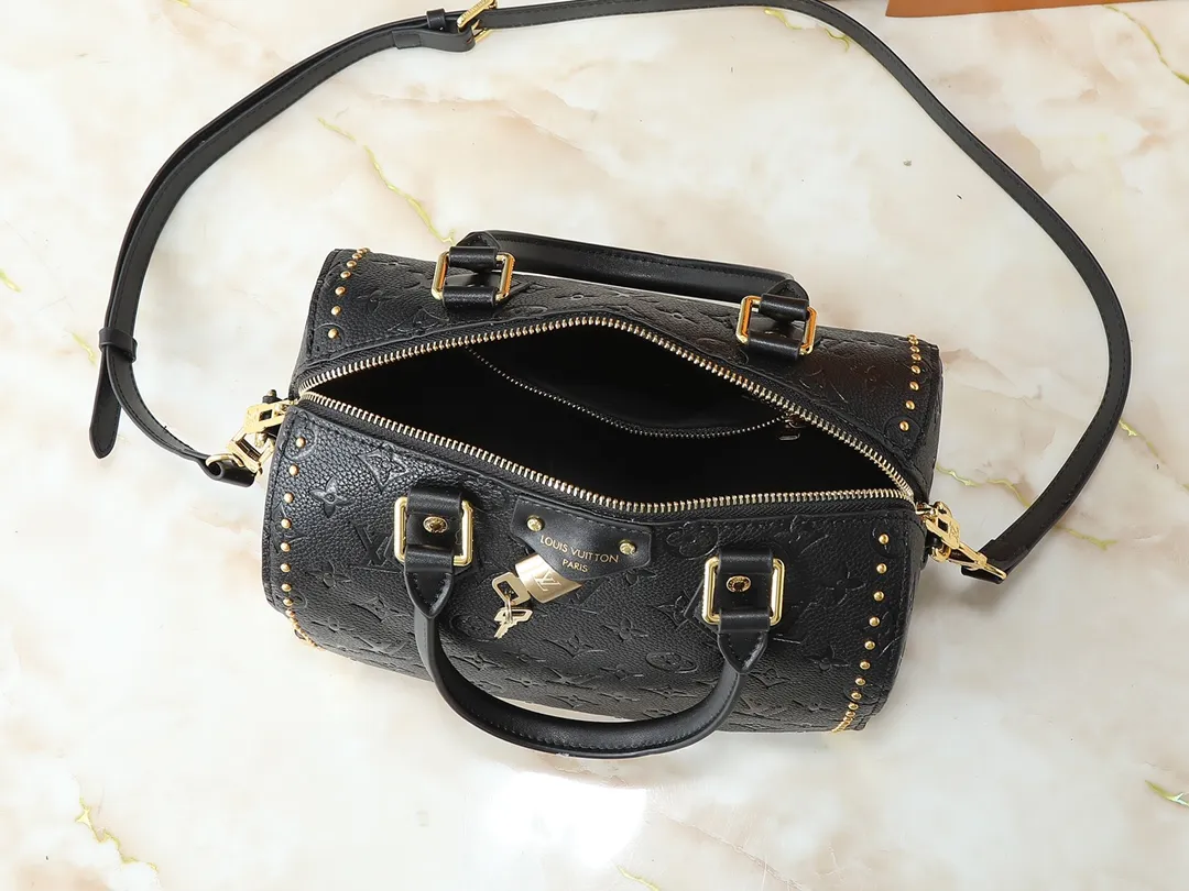 💰280💰Upgraded from the original M26181 M26392, the Louis Vuitton Trunk series welcomes this new Speedy 25, which pays homage to the brand’s genes through brand archival elements such as the classic Monogram pattern and suitcase-inspired details. Made of canvas material with cow leather trim and embellished with metal parts, it shows exquisite craftsmanship. The elegant yet modern design can be carried by hand or on one shoulder, making it suitable for a variety of occasions. Dimensions: 27.0 x 20.0 x 15.0 cm (length x height x width)