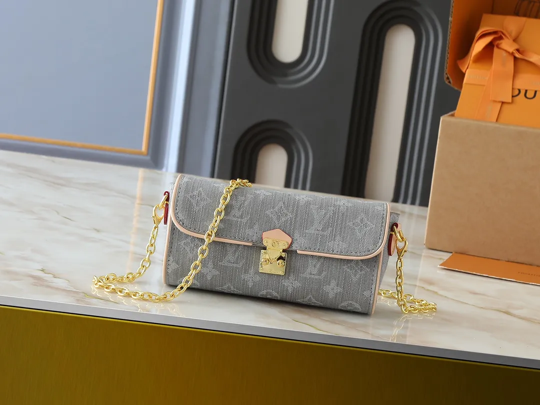 💰220💰Upgraded original M13566 This Pochette Camille handbag is made of Monogram canvas, paying tribute to the original design that appeared in the Louis Vuitton spring and summer 2000 fashion show. The S-Lock buckle, LVCircle logo on the chain and contrasting WVN leather trim embody the brand's classic elements. The flexible and easy-to-wear construction can be worn cross-body, over the shoulder or by hand. Dimensions: 20.5 × 11 × 6 cm