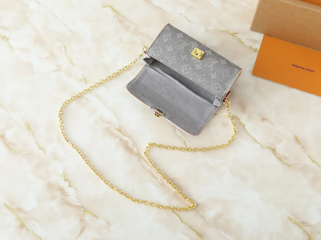 💰220💰Upgraded original M13566 This Pochette Camille handbag is made of Monogram canvas, paying tribute to the original design that appeared in the Louis Vuitton spring and summer 2000 fashion show. The S-Lock buckle, LVCircle logo on the chain and contrasting WVN leather trim embody the brand's classic elements. The flexible and easy-to-wear construction can be worn cross-body, over the shoulder or by hand. Dimensions: 20.5 × 11 × 6 cm