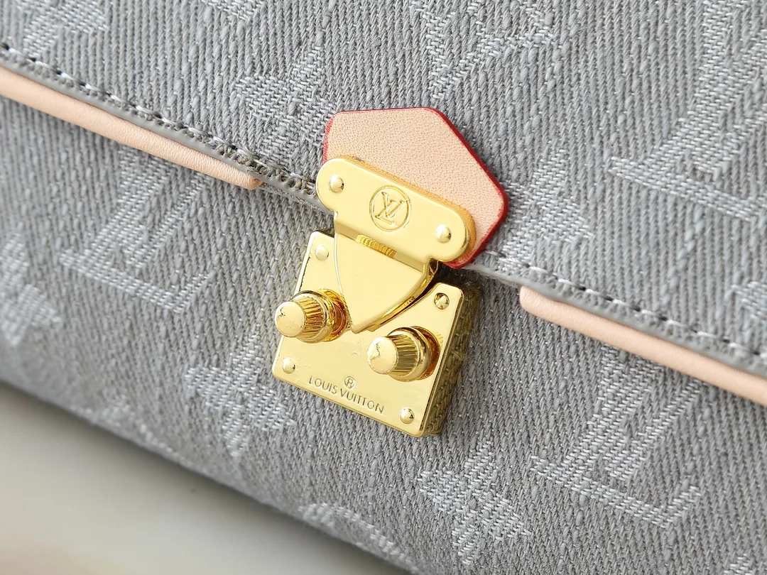 💰220💰Upgraded original M13566 This Pochette Camille handbag is made of Monogram canvas, paying tribute to the original design that appeared in the Louis Vuitton spring and summer 2000 fashion show. The S-Lock buckle, LVCircle logo on the chain and contrasting WVN leather trim embody the brand's classic elements. The flexible and easy-to-wear construction can be worn cross-body, over the shoulder or by hand. Dimensions: 20.5 × 11 × 6 cm