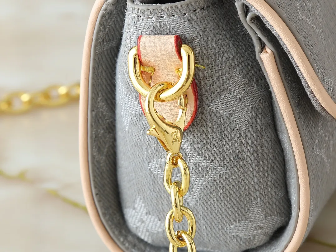 💰220💰Upgraded original M13566 This Pochette Camille handbag is made of Monogram canvas, paying tribute to the original design that appeared in the Louis Vuitton spring and summer 2000 fashion show. The S-Lock buckle, LVCircle logo on the chain and contrasting WVN leather trim embody the brand's classic elements. The flexible and easy-to-wear construction can be worn cross-body, over the shoulder or by hand. Dimensions: 20.5 × 11 × 6 cm