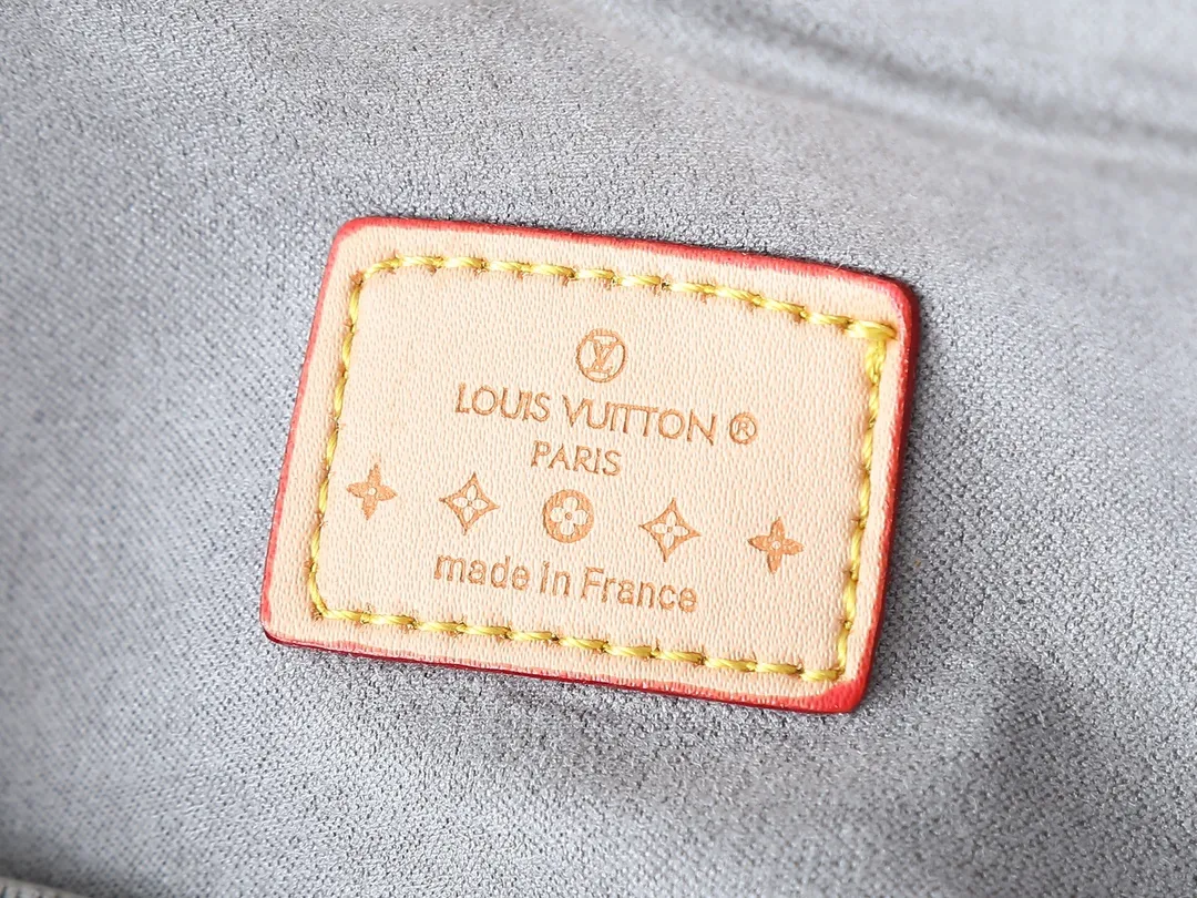 💰220💰Upgraded original M13566 This Pochette Camille handbag is made of Monogram canvas, paying tribute to the original design that appeared in the Louis Vuitton spring and summer 2000 fashion show. The S-Lock buckle, LVCircle logo on the chain and contrasting WVN leather trim embody the brand's classic elements. The flexible and easy-to-wear construction can be worn cross-body, over the shoulder or by hand. Dimensions: 20.5 × 11 × 6 cm