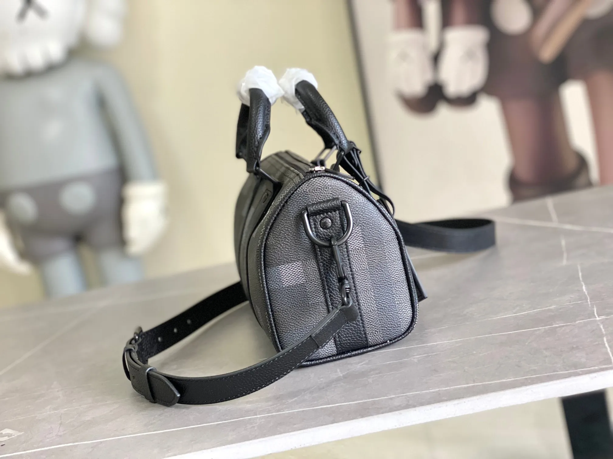 💰960 Top Original M14919 Black Pillow Bag This Keepall 25 handbag is made of Monogram Eclipse Reverse canvas, showing an elegant reinterpretation of Louis Vuitton's classic pattern. The reinforced straps and leather nameplate continue the iconic elements of the Keepall series, and the zipper closure keeps personal items safe and secure. Dimensions: 25.0 x 15.0 x 11.0cm (Length x Height x Width)