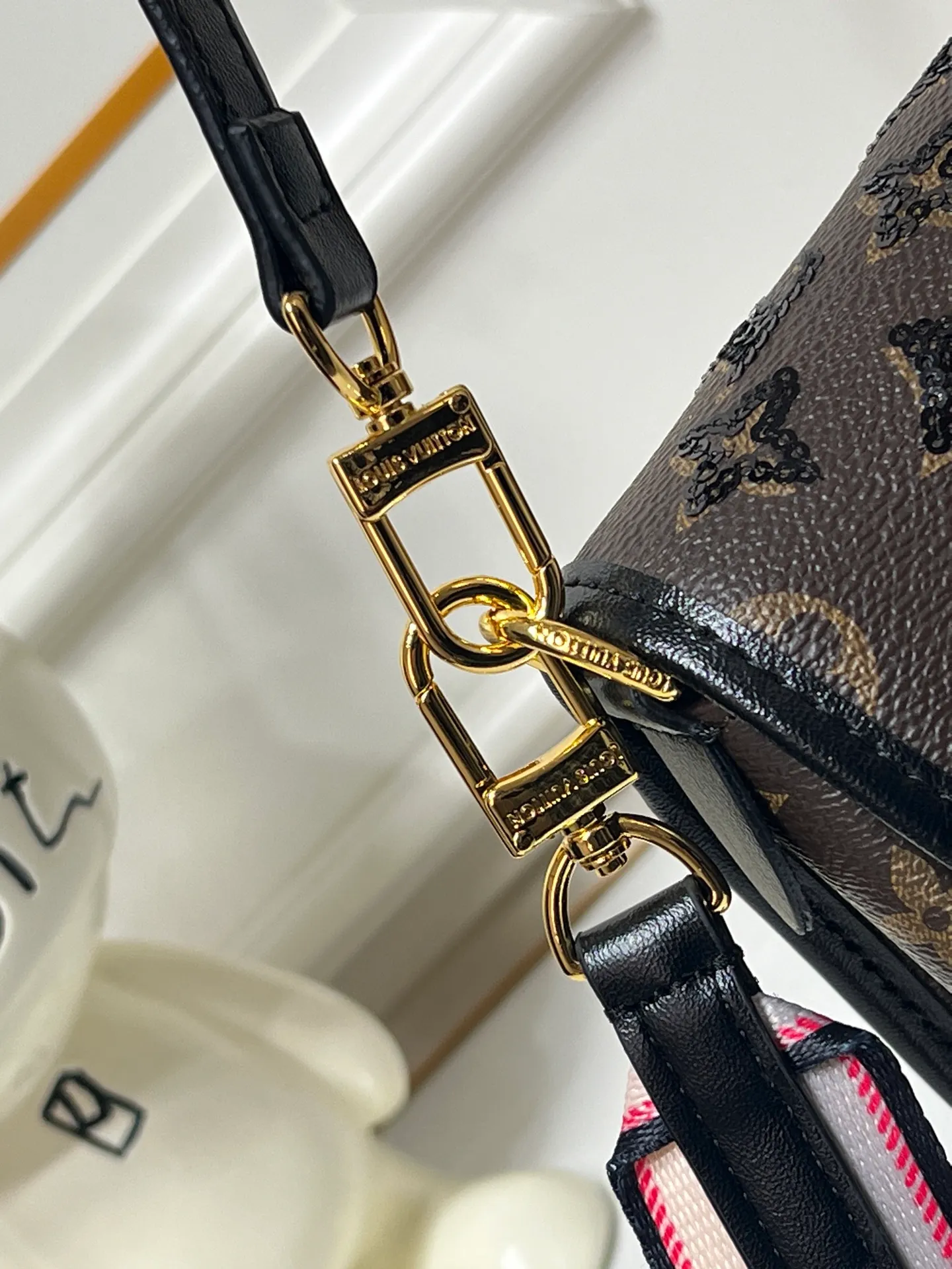 Batch 320💰Upgraded original M45985 M45988 black sequins This Diane handbag is decorated with classic Monogram cow leather and dazzling metal parts, using modern touches to interpret the new season interest. The zippered interior pocket keeps valuables secure, and the removable leather shoulder strap allows for a variety of carrying options. Dimensions: 24.0 x 15.0 x 9.0 cm (length x height x width)