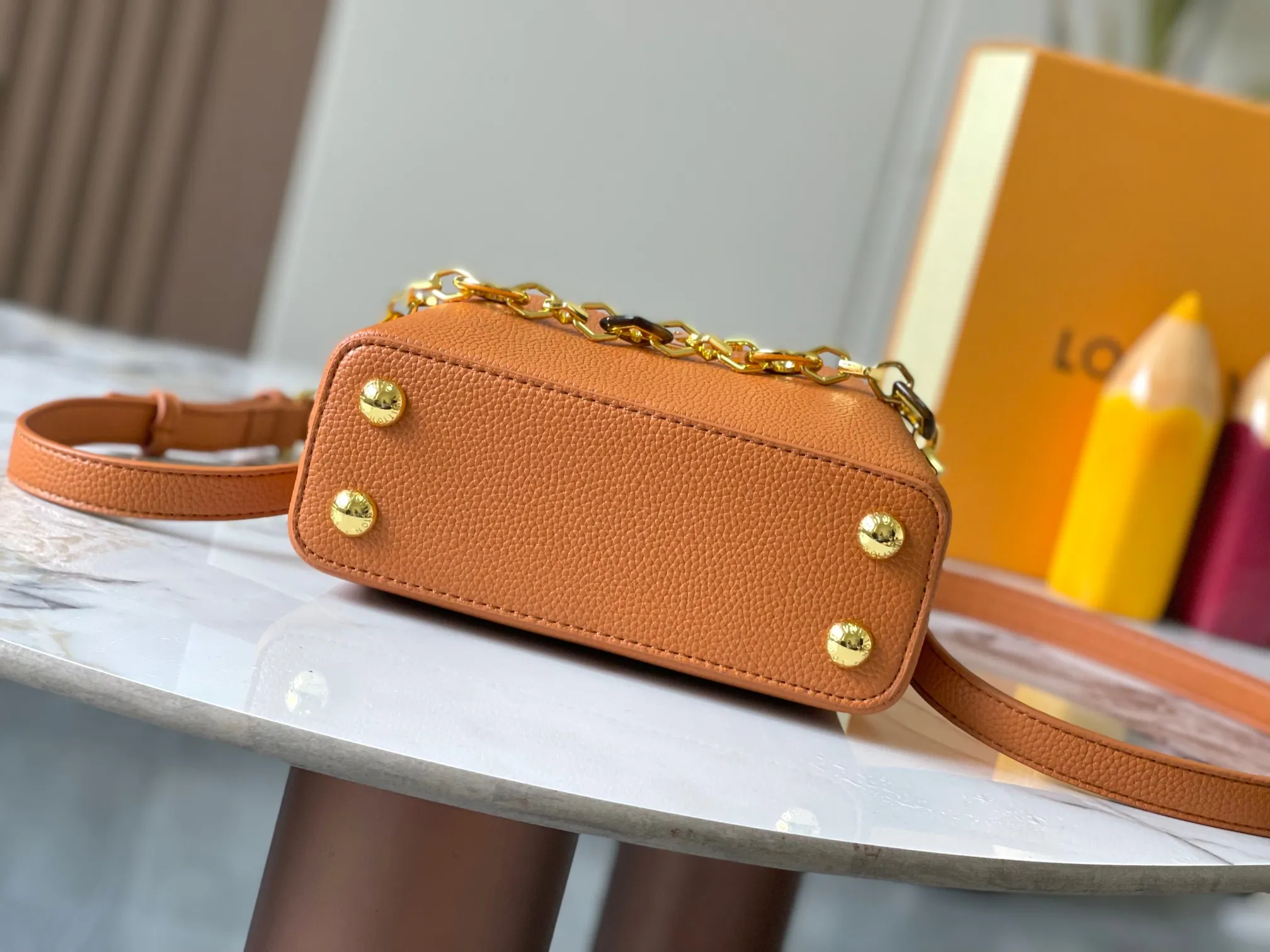p460 [Guangzhou top quality original] M14970 brown Capucines mini series is named after the Paris street where Louis Vuitton first opened its store in 1854. This time it is added to the Harmony series through a mini version design. Taurillon cow leather creates a classic structure, and the decorative chain gives the Monogram floral jewelry texture. There is plenty of space to store daily necessities such as short wallets, keys, and lipstick. Size:21×14×8cm