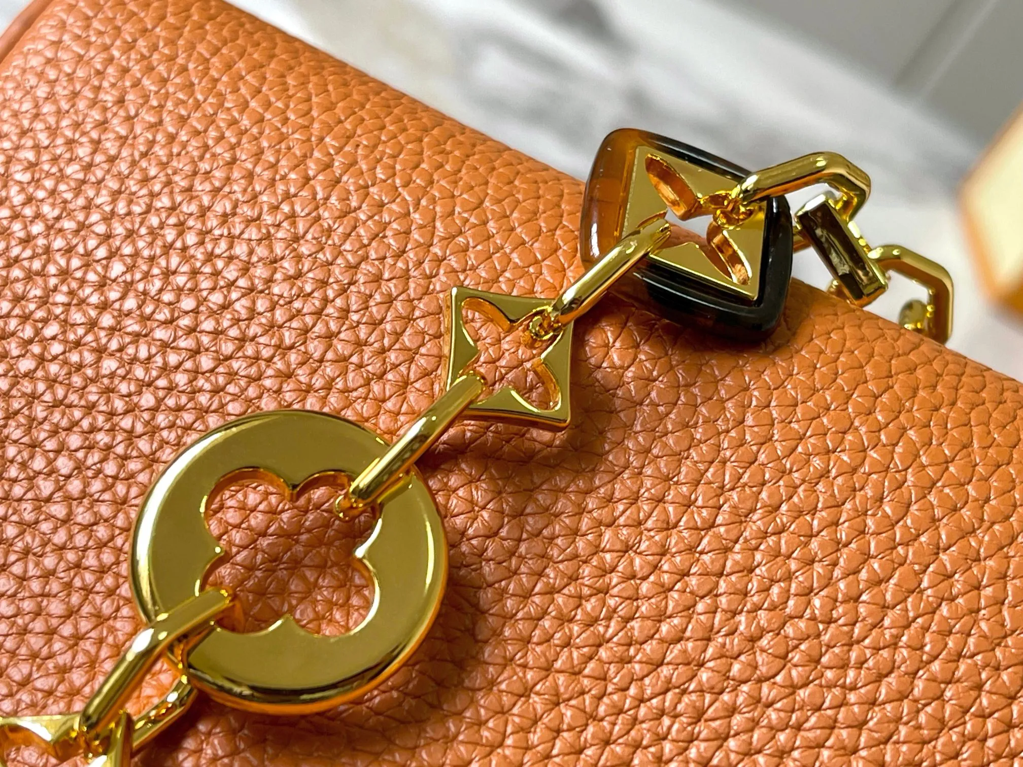 p460 [Guangzhou top quality original] M14970 brown Capucines mini series is named after the Paris street where Louis Vuitton first opened its store in 1854. This time it is added to the Harmony series through a mini version design. Taurillon cow leather creates a classic structure, and the decorative chain gives the Monogram floral jewelry texture. There is plenty of space to store daily necessities such as short wallets, keys, and lipstick. Size:21×14×8cm