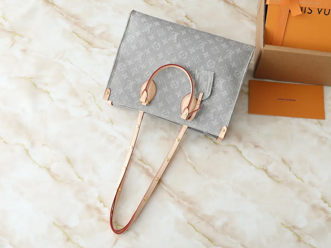 💰320💰Upgraded original M13189 M46871 Denim square bag series Onthego medium handbag (denim denim) This Onthego medium handbag is made of sand-washed Monogram jacquard denim with a new look, with leather trim and contrasting stitching. The ample capacity meets business or leisure needs, and the exquisite handle and long shoulder strap unlock multiple carrying methods. Dimensions 35.0 x 27.0 x 14.0 cm