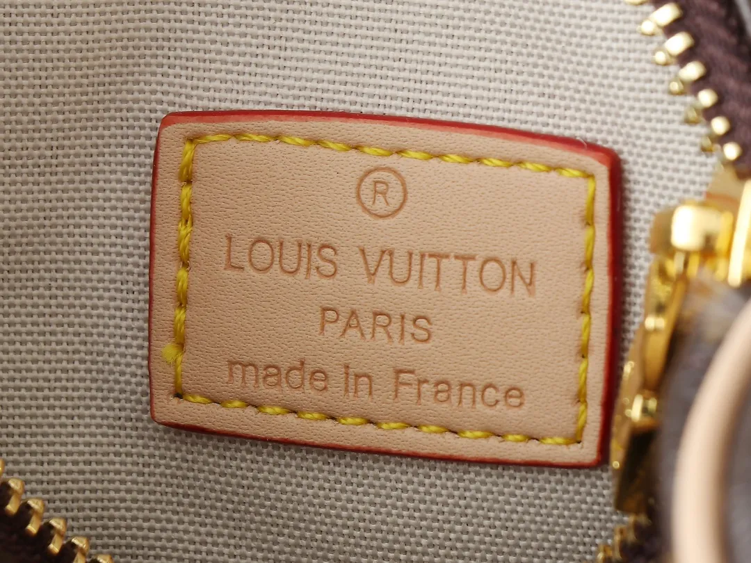 💰200💰Upgraded original version M13391 M13406 M81085 lv Murakami Takashi co-branded NANOSPEEDY handbag This Nano Speedy handbag combines Monogram canvas and cow leather trim printing, with 33 colorful colors to interpret white tricolor and black tricolor. It has been launched in twelve sections and is very popular around the world and is loved by celebrities and celebrities. 16x10x7.5cm