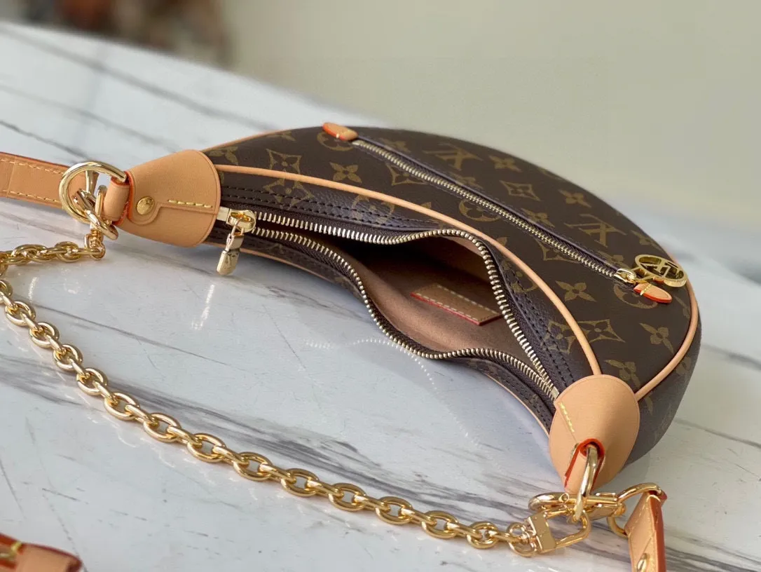 💰700 top original order M81098 Pair of Croissant handbags in Nicolas Ghesquière's traceable archives, launching the Loop half-moon baguette bag in the 2022 early spring series. The compact construction follows the movement of the body, the zippered front pocket is equipped with a round zipper pull, and the chain and leather shoulder strap allow for shoulder or cross-body wear. Dimensions: 23 x 13 x 6 cm