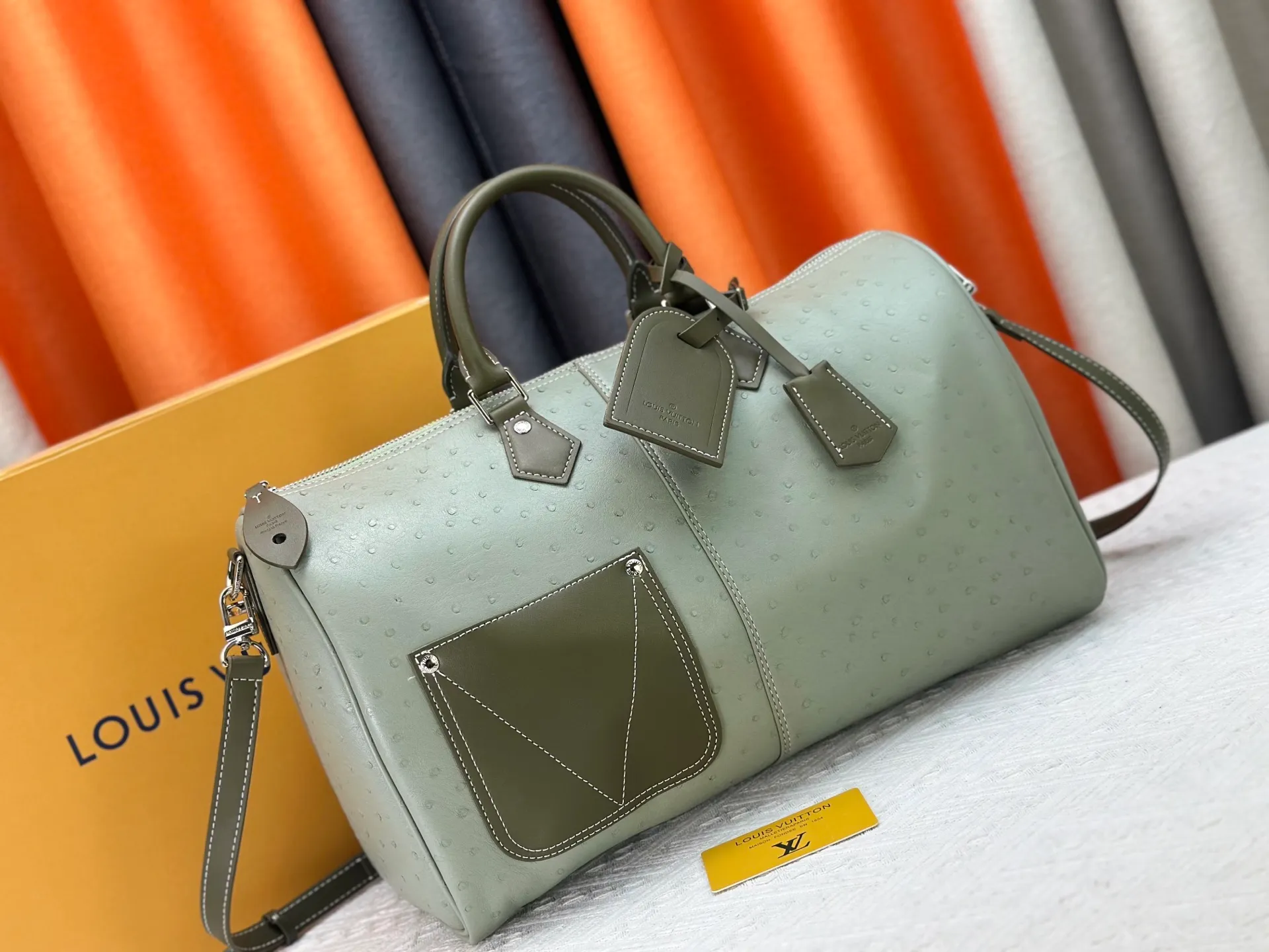 P340 Upgraded original M24420 M24441 M24424 This model has ostrich leather pattern. The Speedy Bandoulière 40 Monogram Leather handbag is made of soft cow leather and uses Monogram pattern to reproduce the elegant look and feel of canvas printing. Dazzling metal hardware, sheepskin lining and nameplate all reflect Creative Director Pharrell Williams' relentless attention to detail. 40x27x20cm (length x height x width)